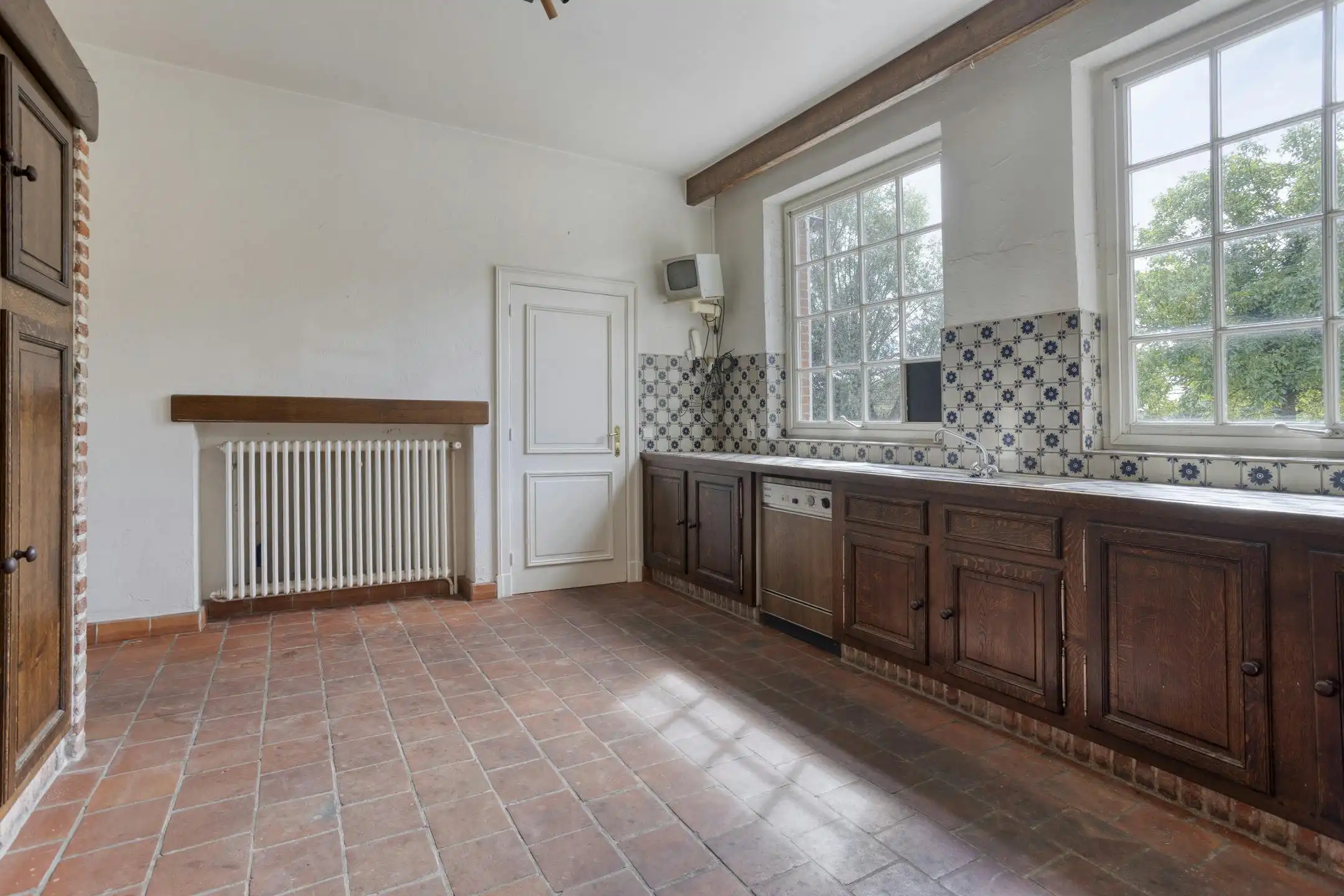 Unieke villa te koop in Zwevezele met prachtige tuin foto 16