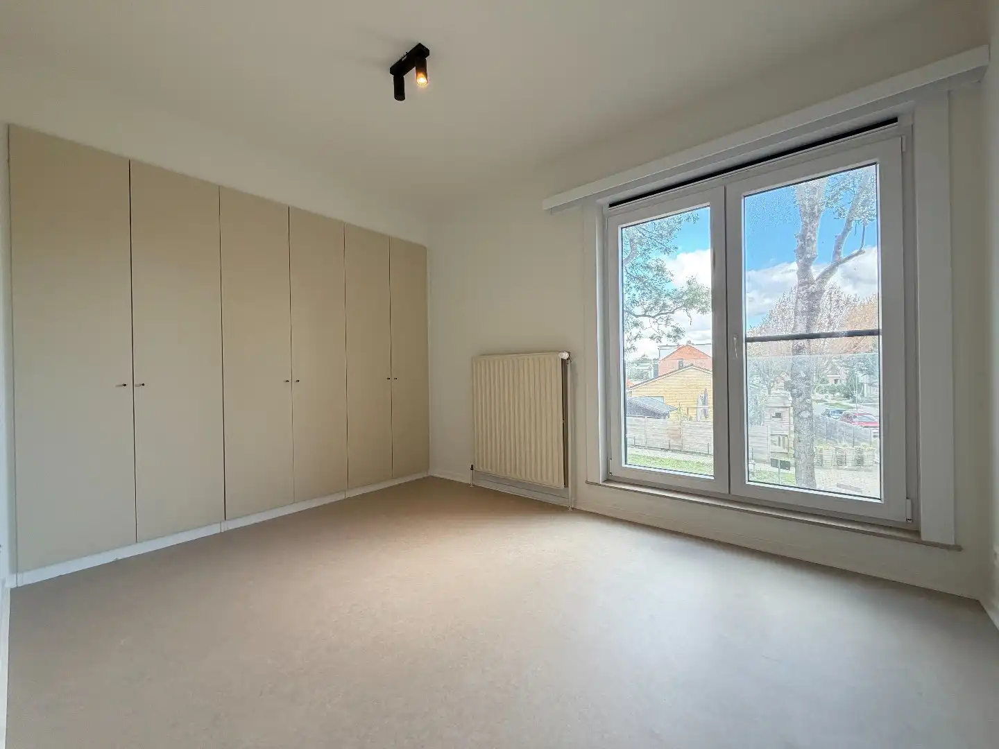 Lichtrijk 3-slaapkamerappartement met garage foto 10