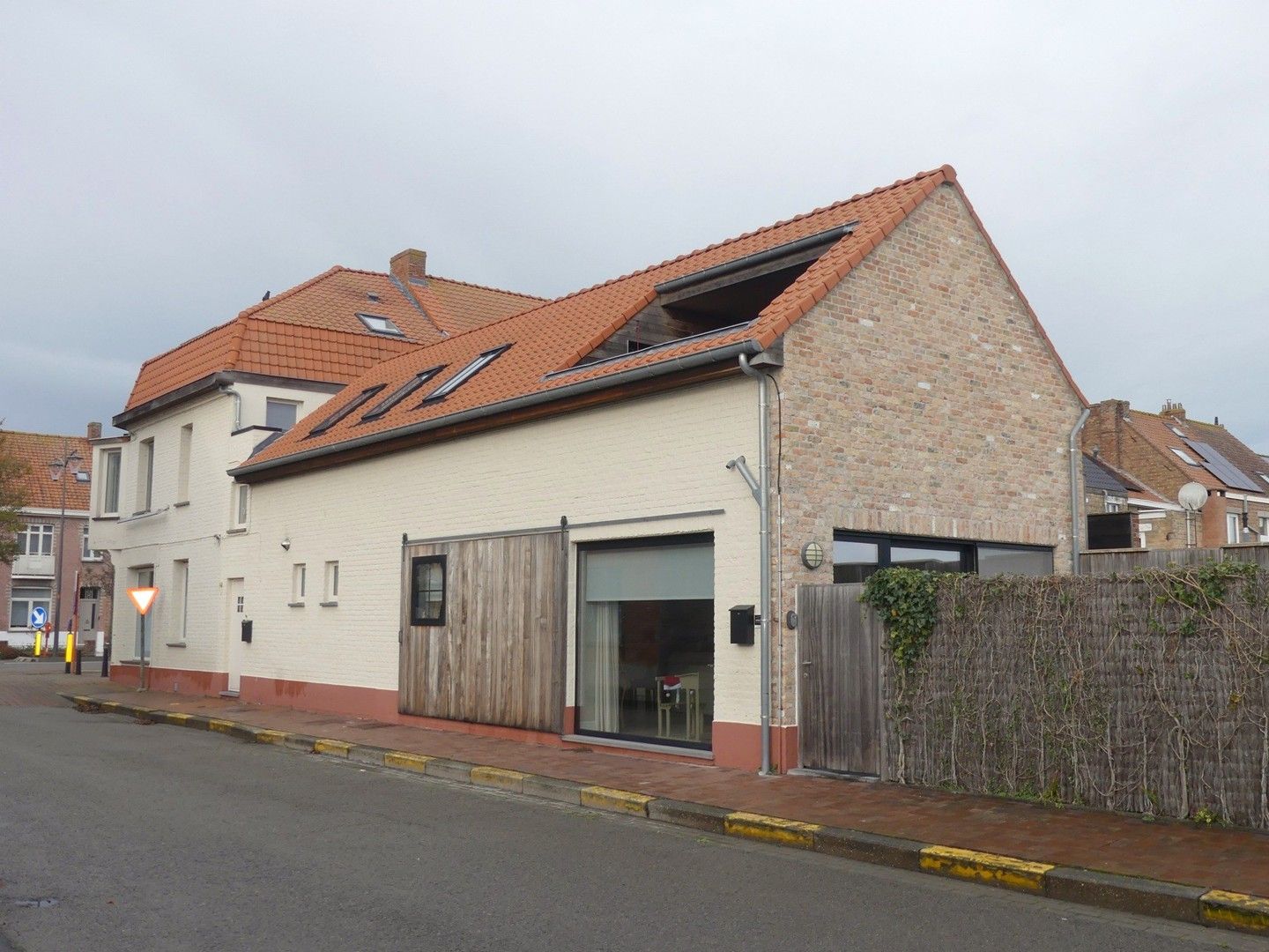 Ruim instapklaar en gezellig gelijkvloersappartement met terras en garage foto 2