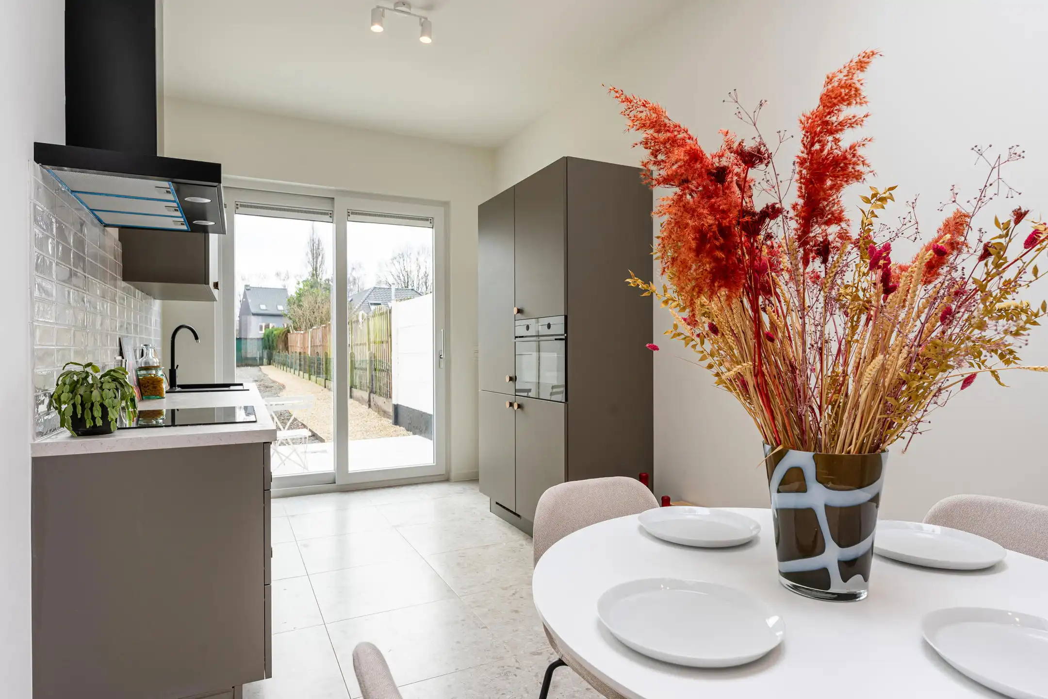 Totaal gerenoveerde woning met 3 slaapkamers, tuin en garage.  foto 7
