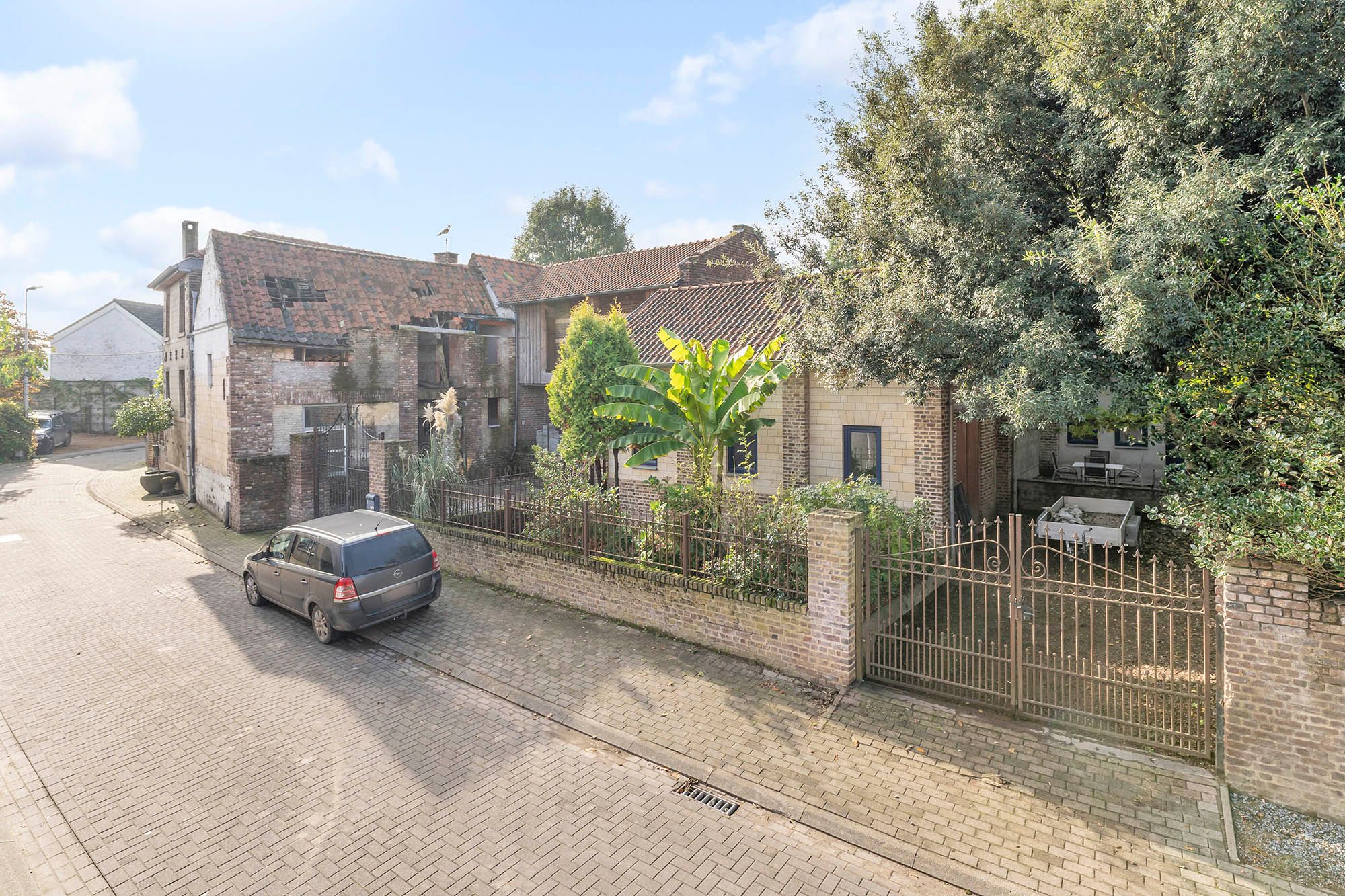 Deels Gerenoveerde Dorpshoeve met Veel Mogelijkheden foto 24