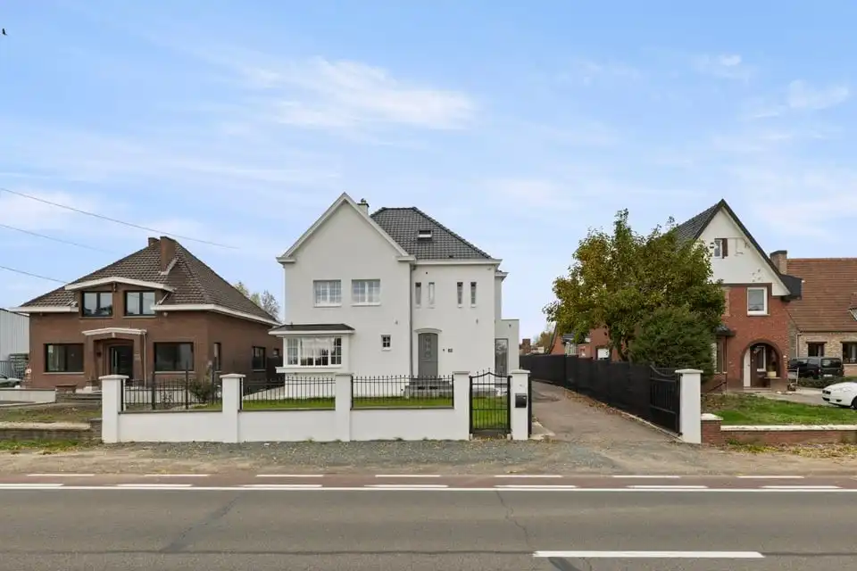 RUIME, GERENOVEERDE OPEN BEBOUWING MET 6 SLKS EN KNAPPE TUIN IN ALKEN foto {{pictureIndex}}