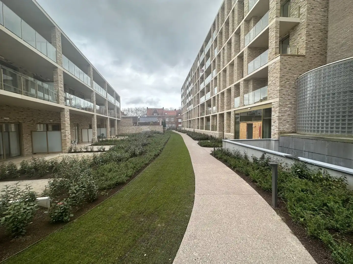 Ruim en energiezuinig 2-slaapkamerappartement met twee terrassen in centrum Ieper! foto 14