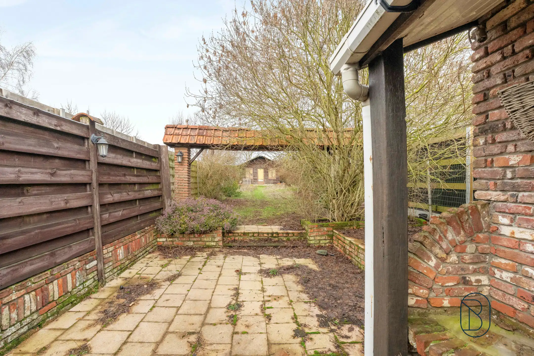 Woning met garage, oprit en tuin - veel potentieel foto 4