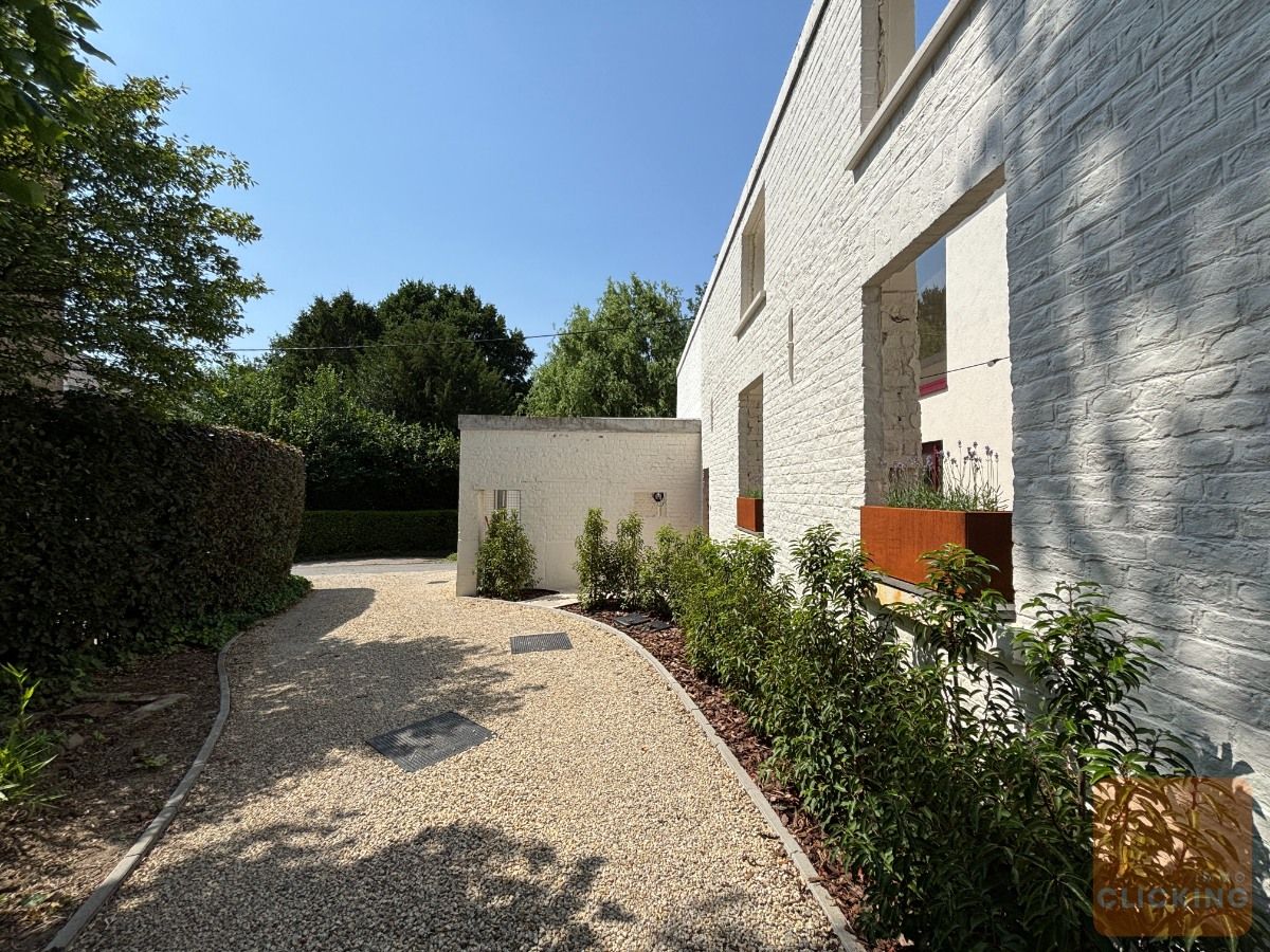 Slim wonen in stijl: volledig gerenoveerde woning in het groene Borchtlombeek foto {{pictureIndex}}