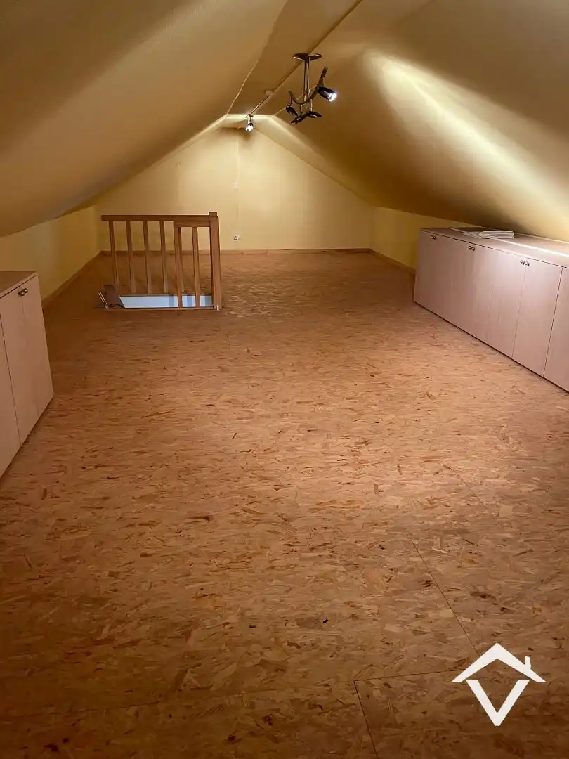 Instapklaar appartement met 2 slaapkamers, 2 terrassen, garage, tuin en afgewerkte zolder te Roeselare. foto 23