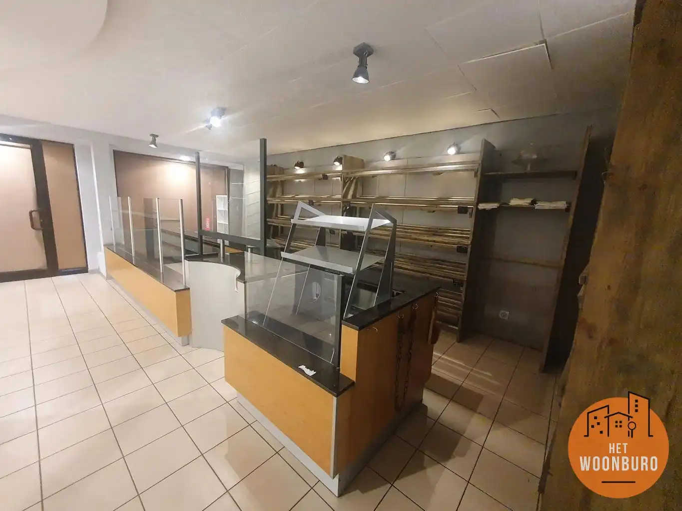 Handelsgelijkvloers te huur aan Markt Ternat foto 4