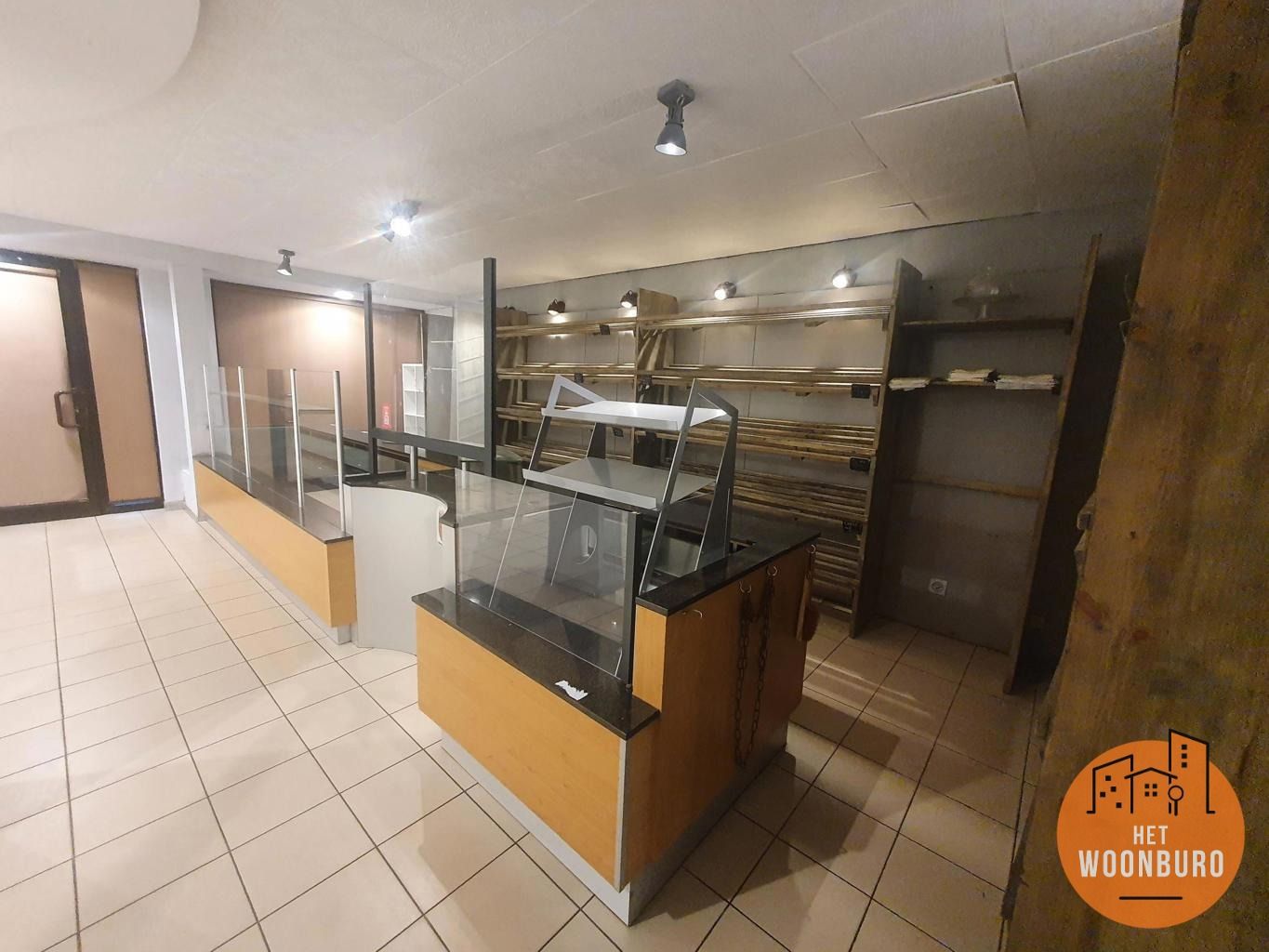 Handelsgelijkvloers te huur aan Markt Ternat foto 4