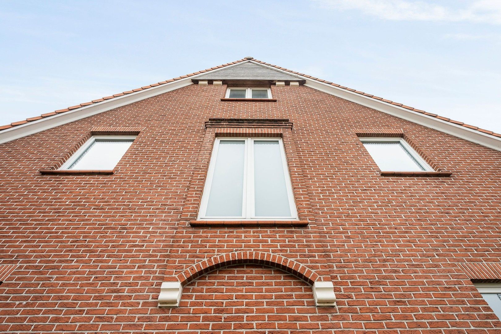 Prachtige karaktervolle, halfopen, robuuste én energiezuinige bel-étage van de jaren '50 met 4 slaapkamers, garage, kelderverdieping en paradijselijke tuin. foto 5
