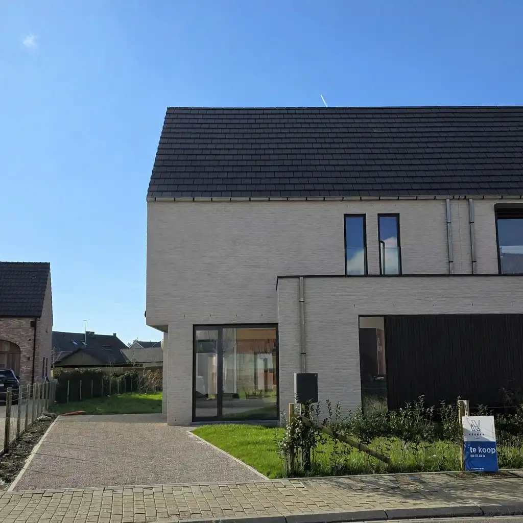 Nieuwbouwwoning E-peil 5 met terras en grote aangelegde tuin, gelegen in het woonproject Lijstergalm in Kuurne. foto 2