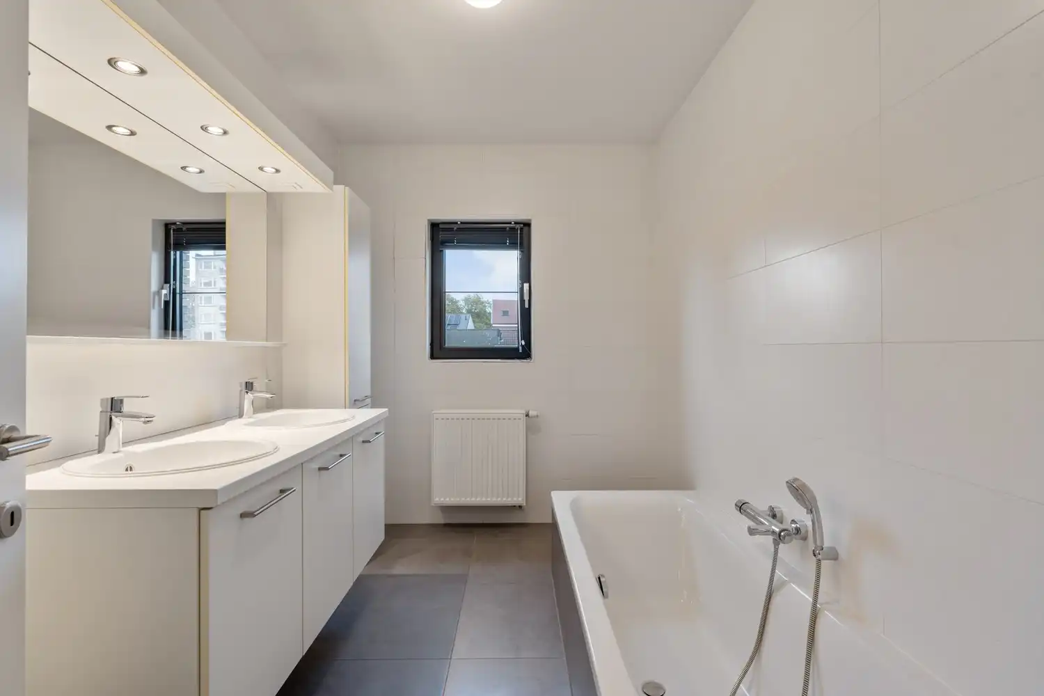 Modern en energiezuinig(A-label) dakappartement met 2 slaapkamers, 2 badkamers, een groot terras en een autostaanplaats nabij het UZ Gasthuisberg te Leuven! foto 16