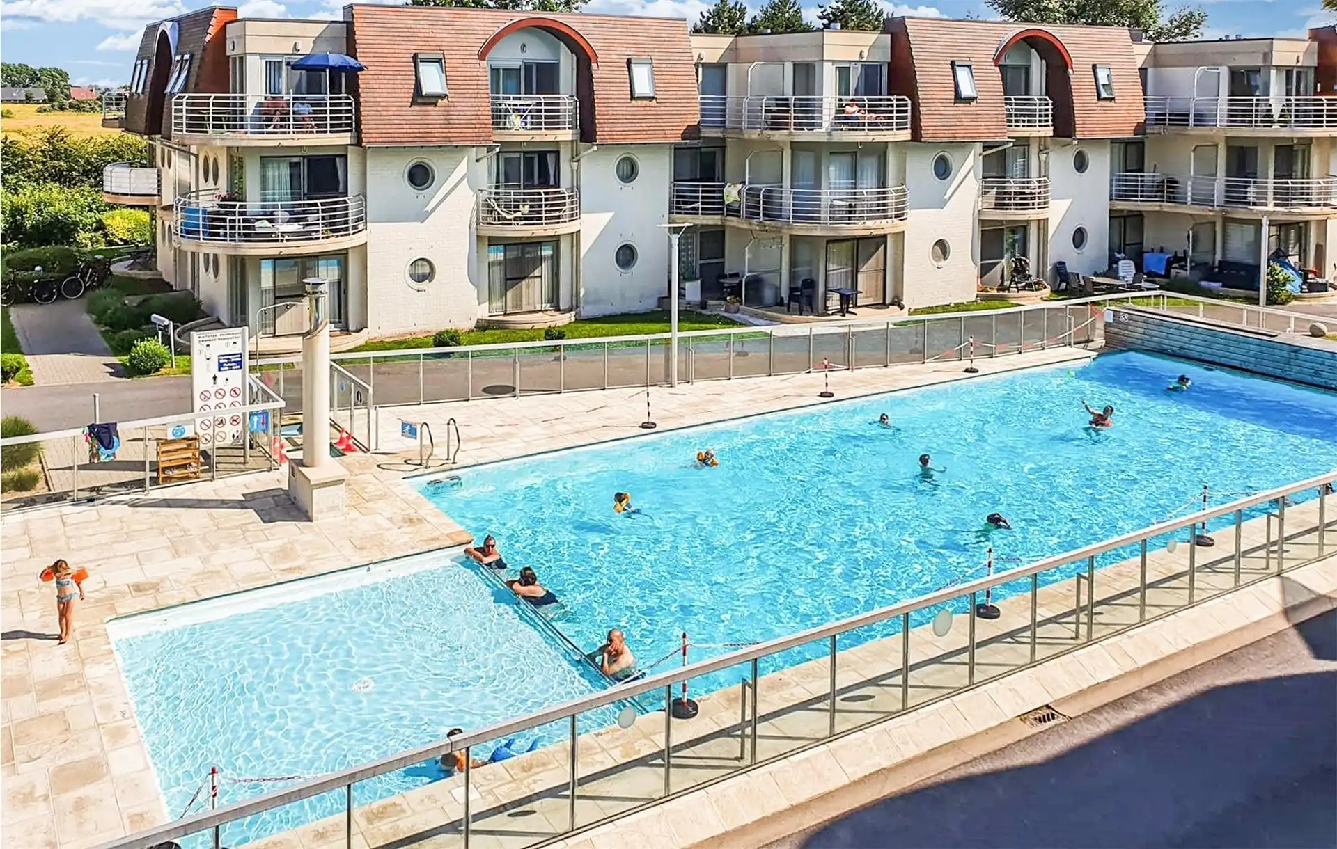 Hoofdfoto van de publicatie: Gemeubeld 2-slpkm. app. met terras en gem. zwembad in Bredene