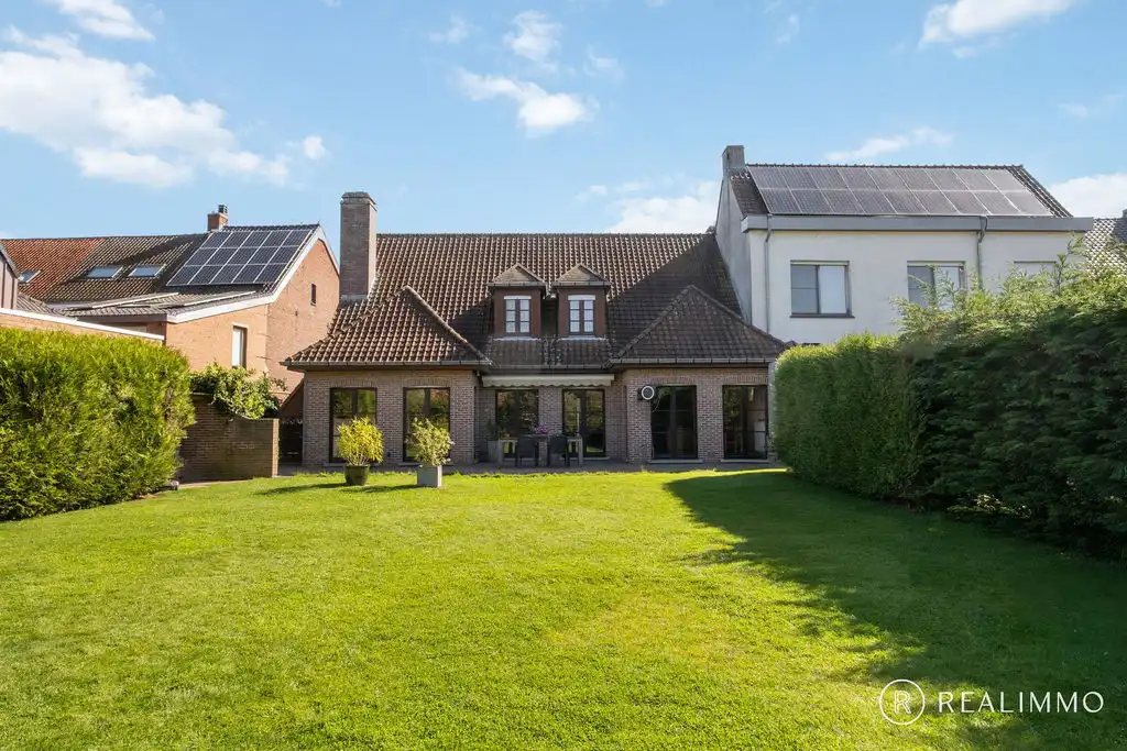 Royale woning met zuidwestgerichte tuin foto {{pictureIndex}}