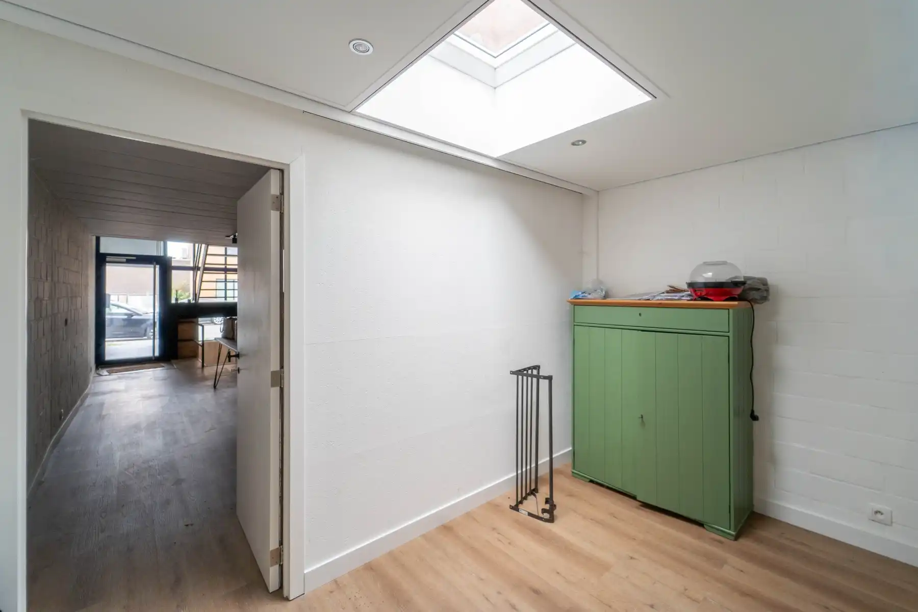 Zeer bereikbaar handelspand (119m²) met meerdere open ruimtes en tuin in Zwijnaarde foto 5