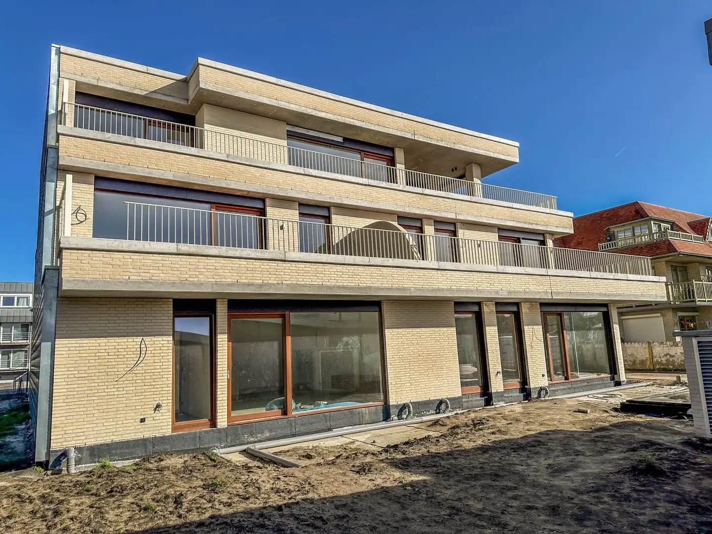 Luxe nieuwbouw appartement 115m² met groot zonneterras 23m² en zicht op de duinen. foto {{pictureIndex}}