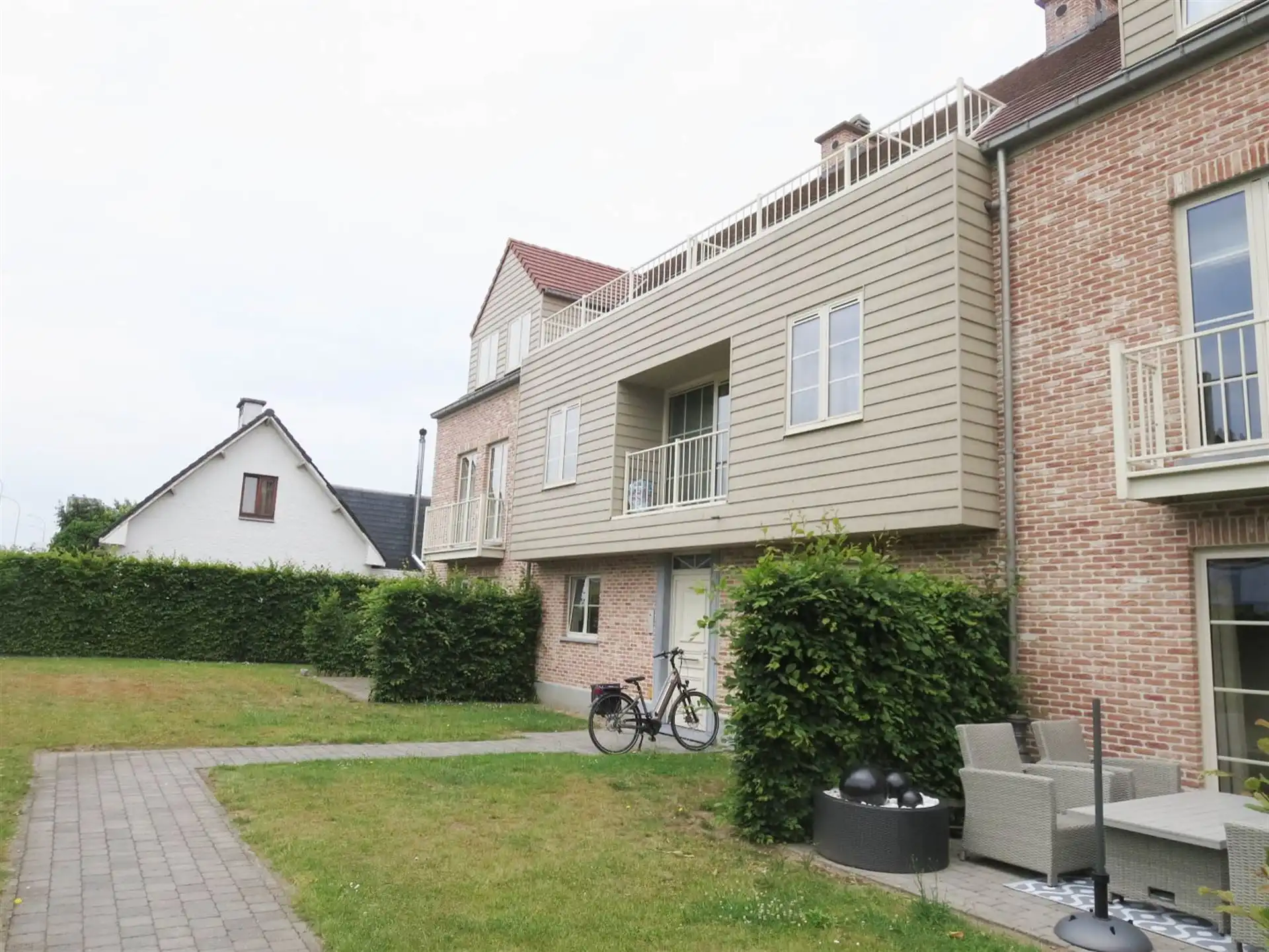 Aan de stadsrand gelegen gelijkvloers appartement foto {{pictureIndex}}