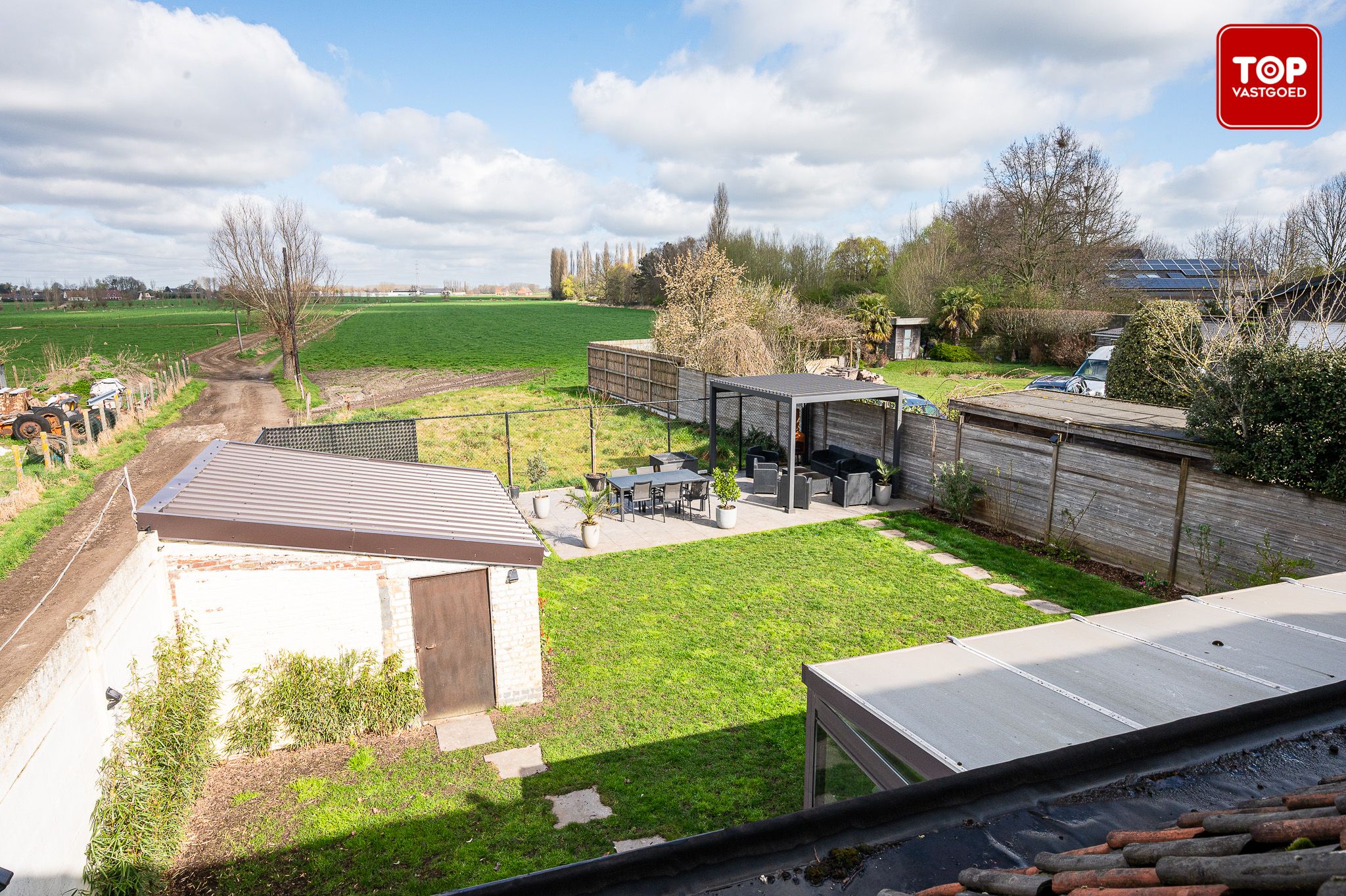 instapklare woning met zicht op uitgestrekte velden foto 26