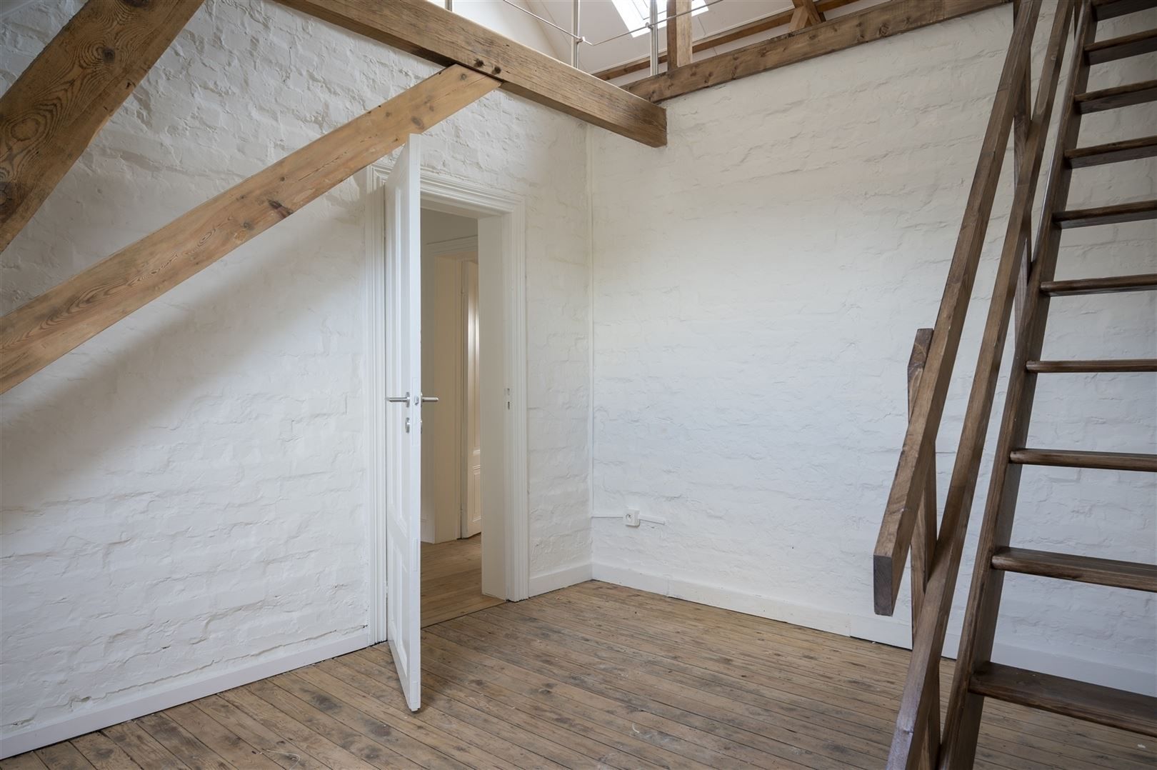 volledig gerenoveerde woning met authentieke elementen foto 8