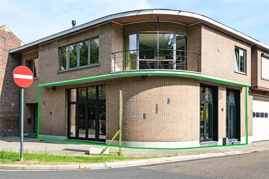 HANDELSRUIMTE TE HUUR OP CENTRALE LIGGING IN SINT-TRUIDEN foto 2