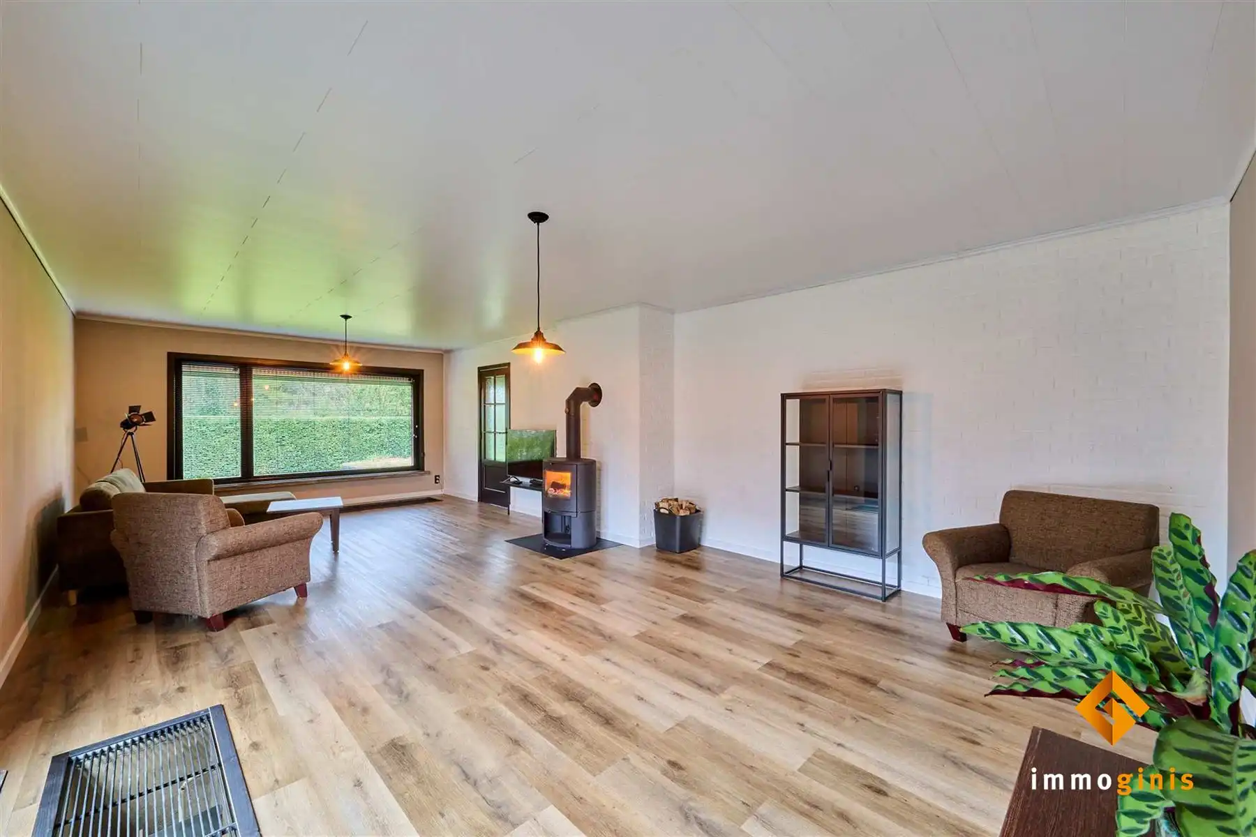 Verrassend ruime, gelijkvloerse woning met 3 slaapkamers en inpandige garage op een mooi perceel van 12a55ca!  foto 3