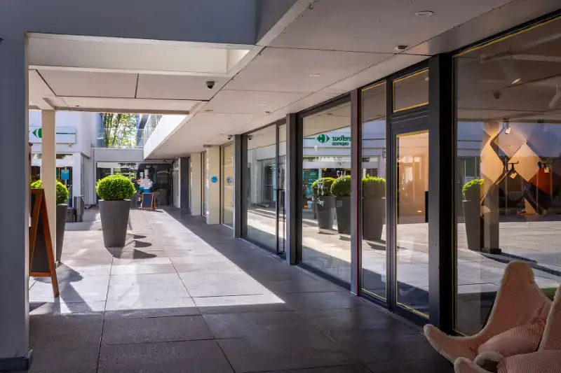 Prachtig handelspand met 2 grote etalages, gratis parking! Toplocatie Patio Donk! foto 2