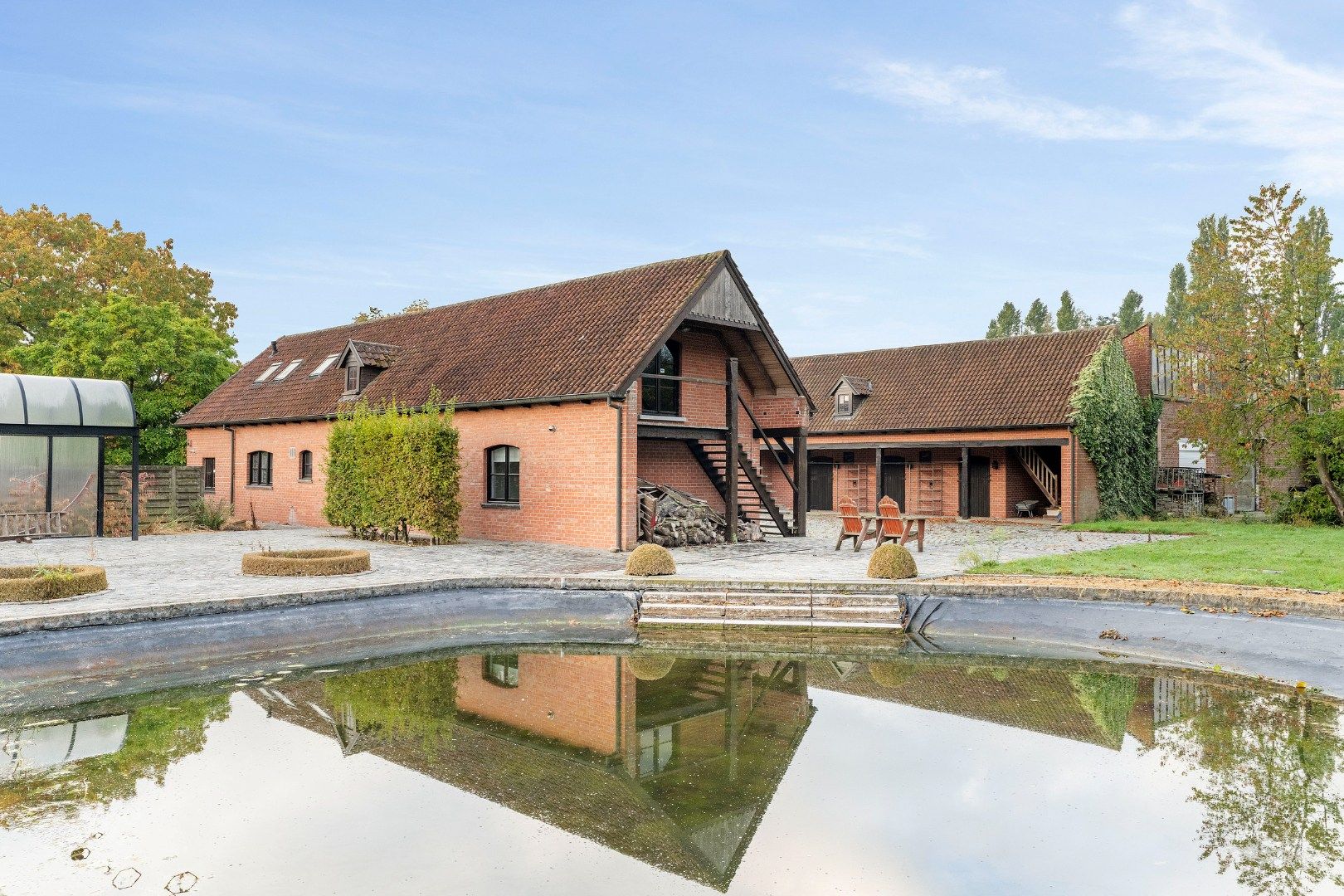 Karaktervolle hoeve met bijgebouwen en verzorgde tuin in Ledegem foto 2