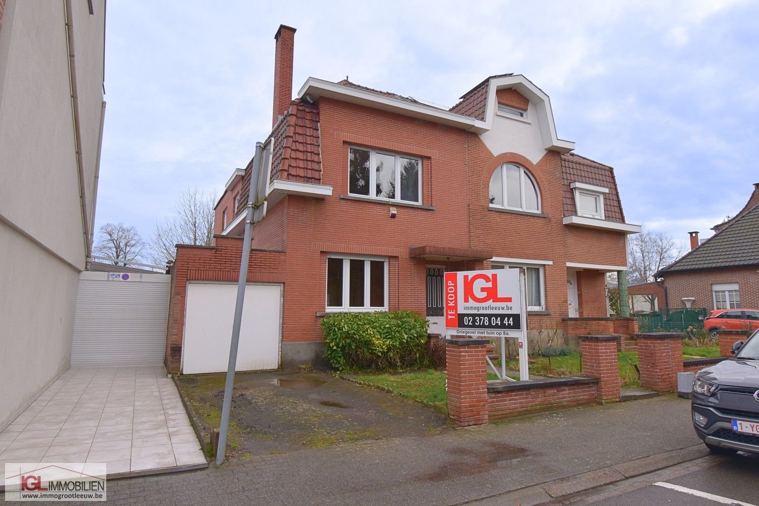 Te renoveren driegevelwoning met veel charme & potentieel foto 1