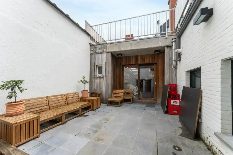 Genoveerd appartementsgebouw met drie appartementen en handelsruimte foto 6