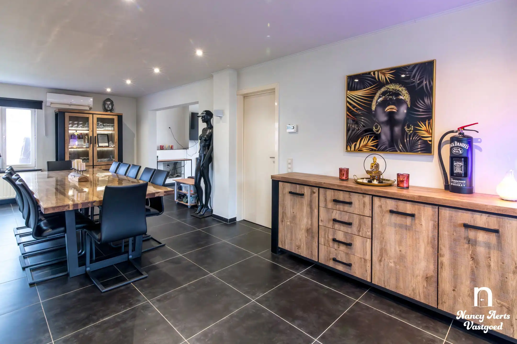 Veelzijdige woning met royale ruimtes en zwembad foto 5