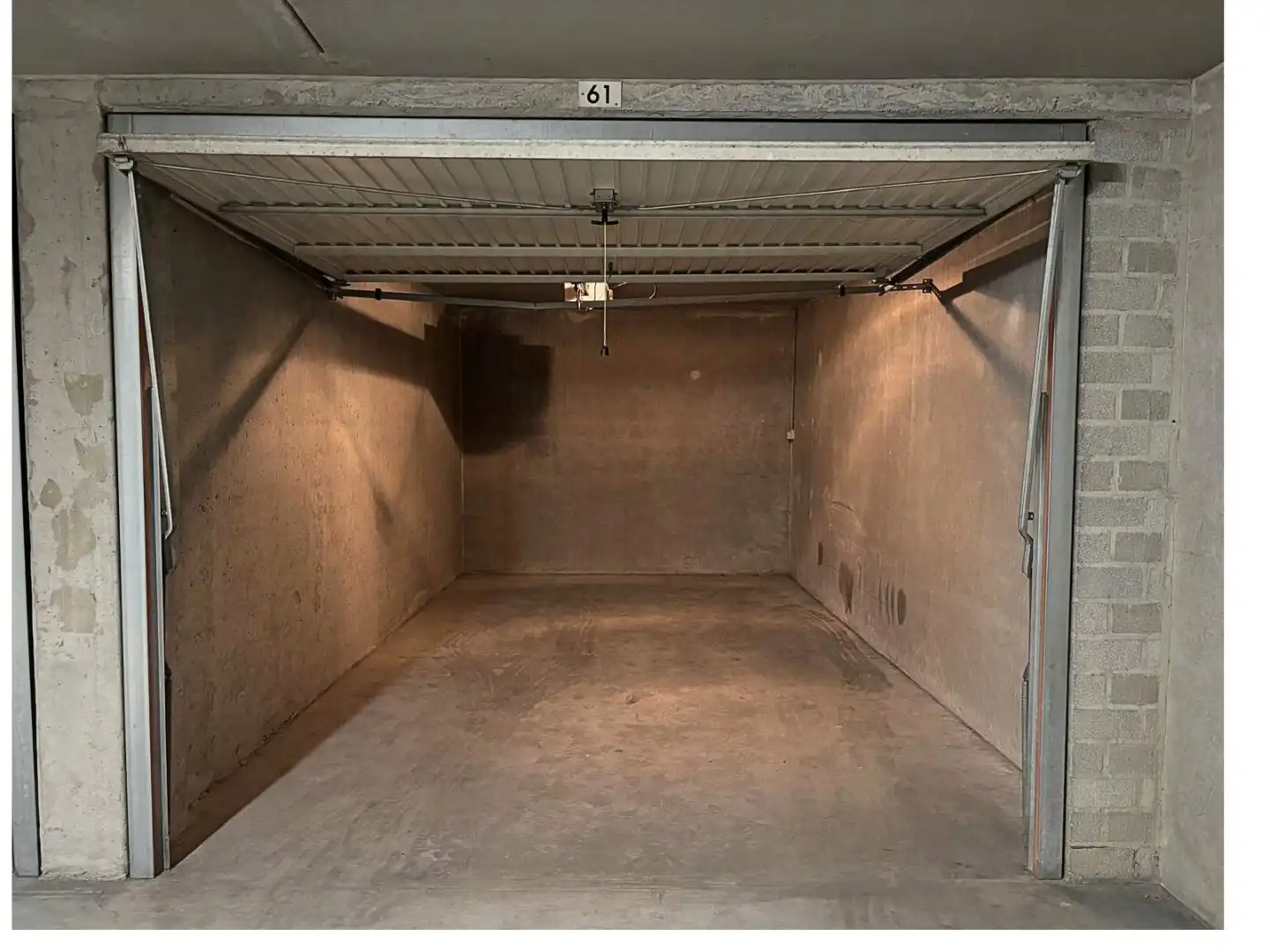 Ruime garagebox op de Kustlaan ter hoogte van de Minigolf foto 4