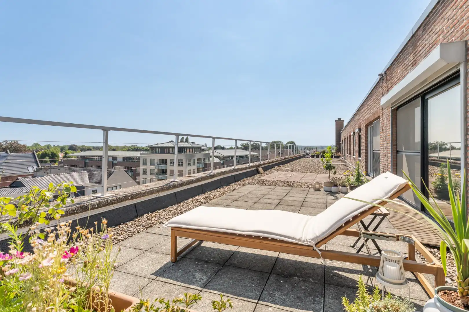Instapklaar dakappartement met 2 terrassen in centrum Bree foto 2