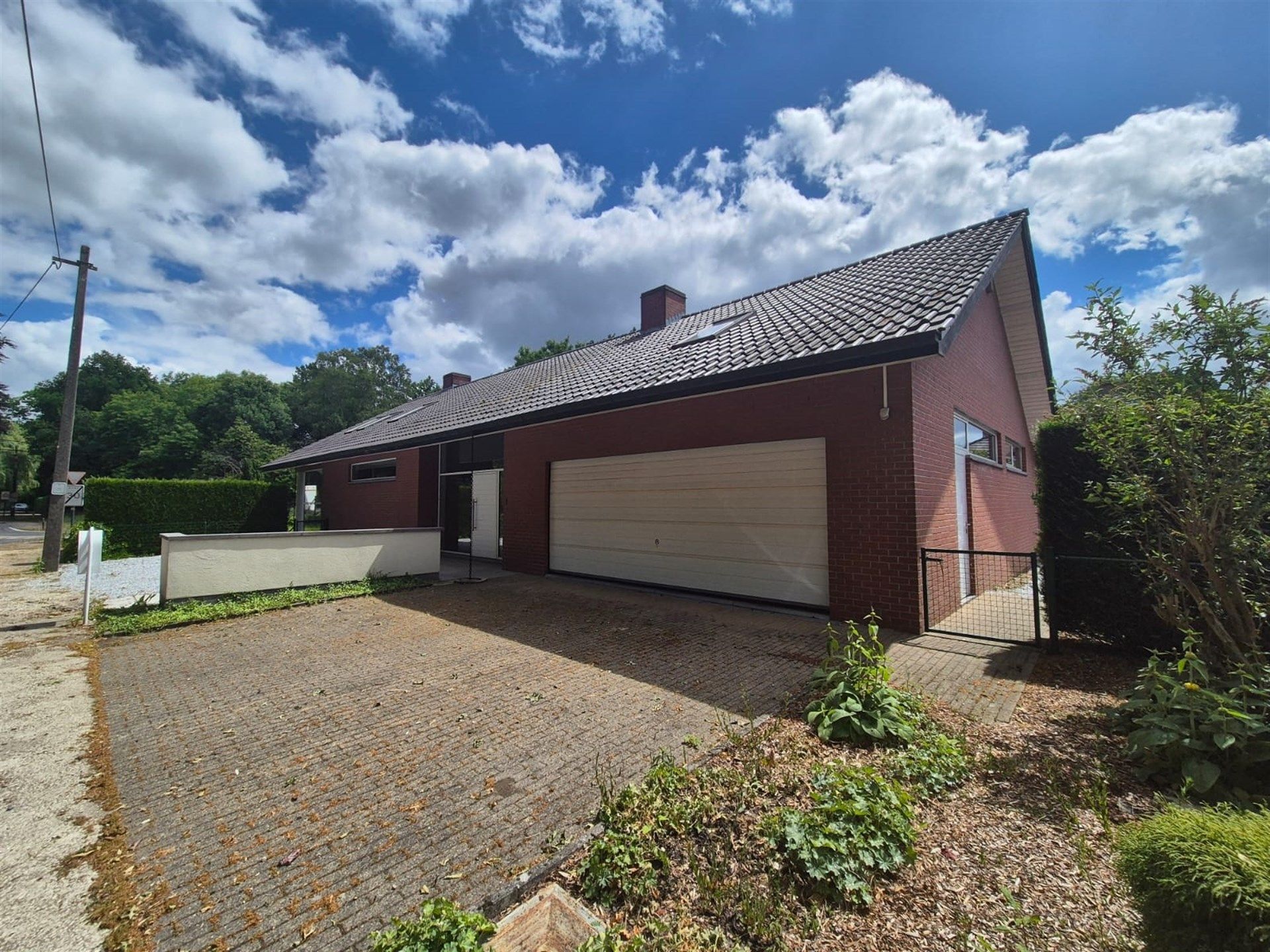 Gunstig gelegen ruime villa in groene omgeving.  foto {{pictureIndex}}