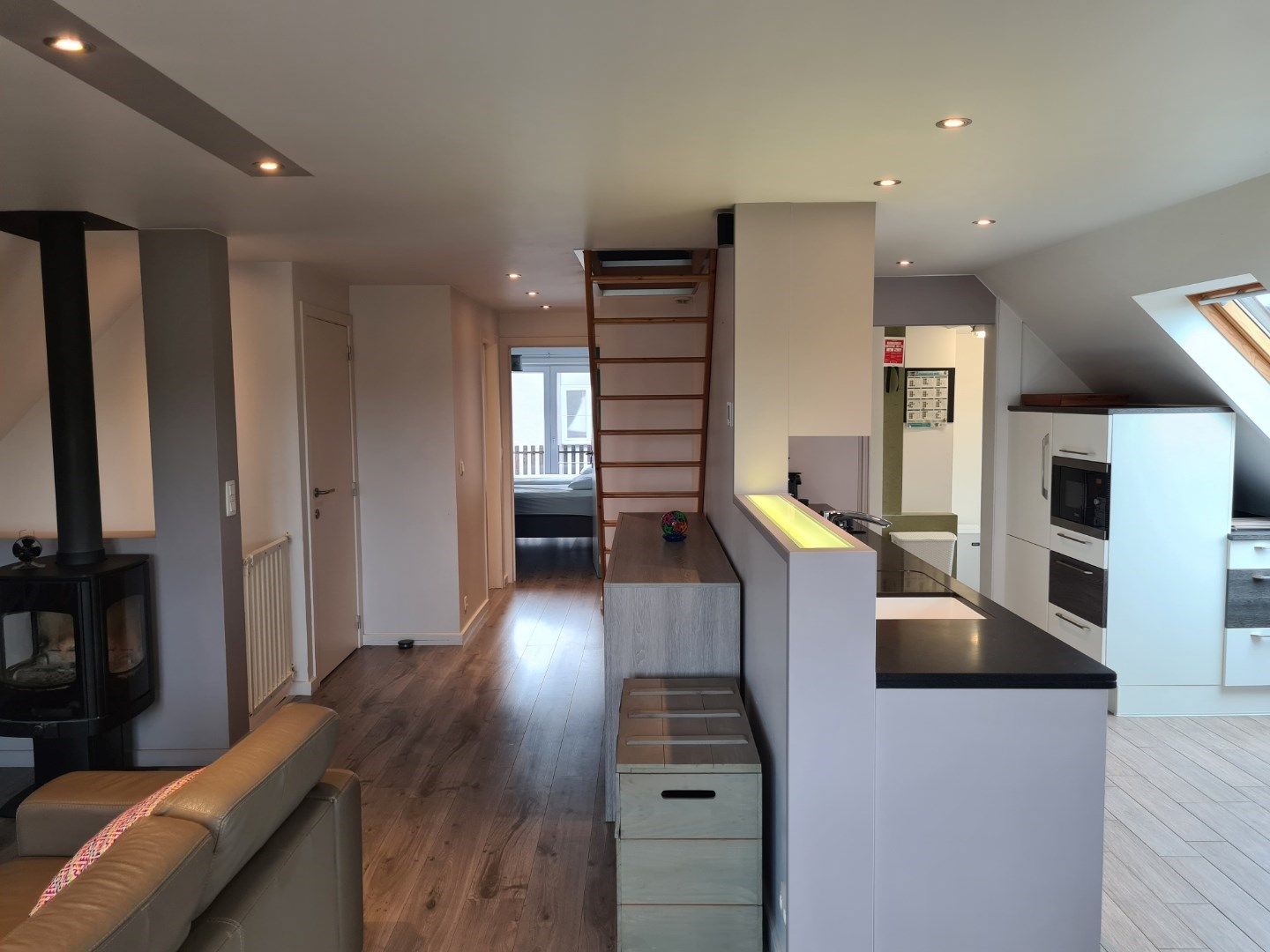 Te koop: Luxueus gerenoveerd duplex appartement met private tuin nabij zee foto 6