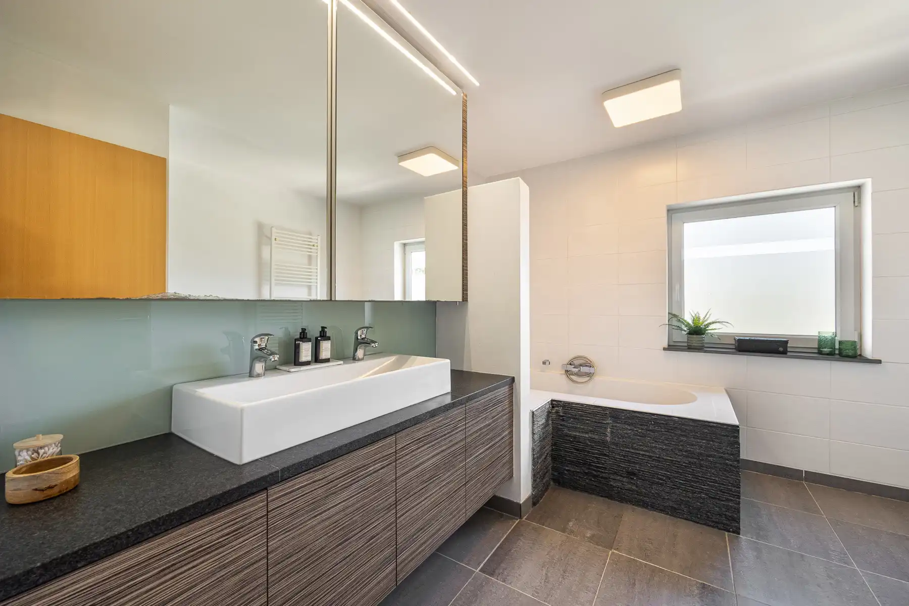 Ruime woning met garage en open uitzicht foto 12