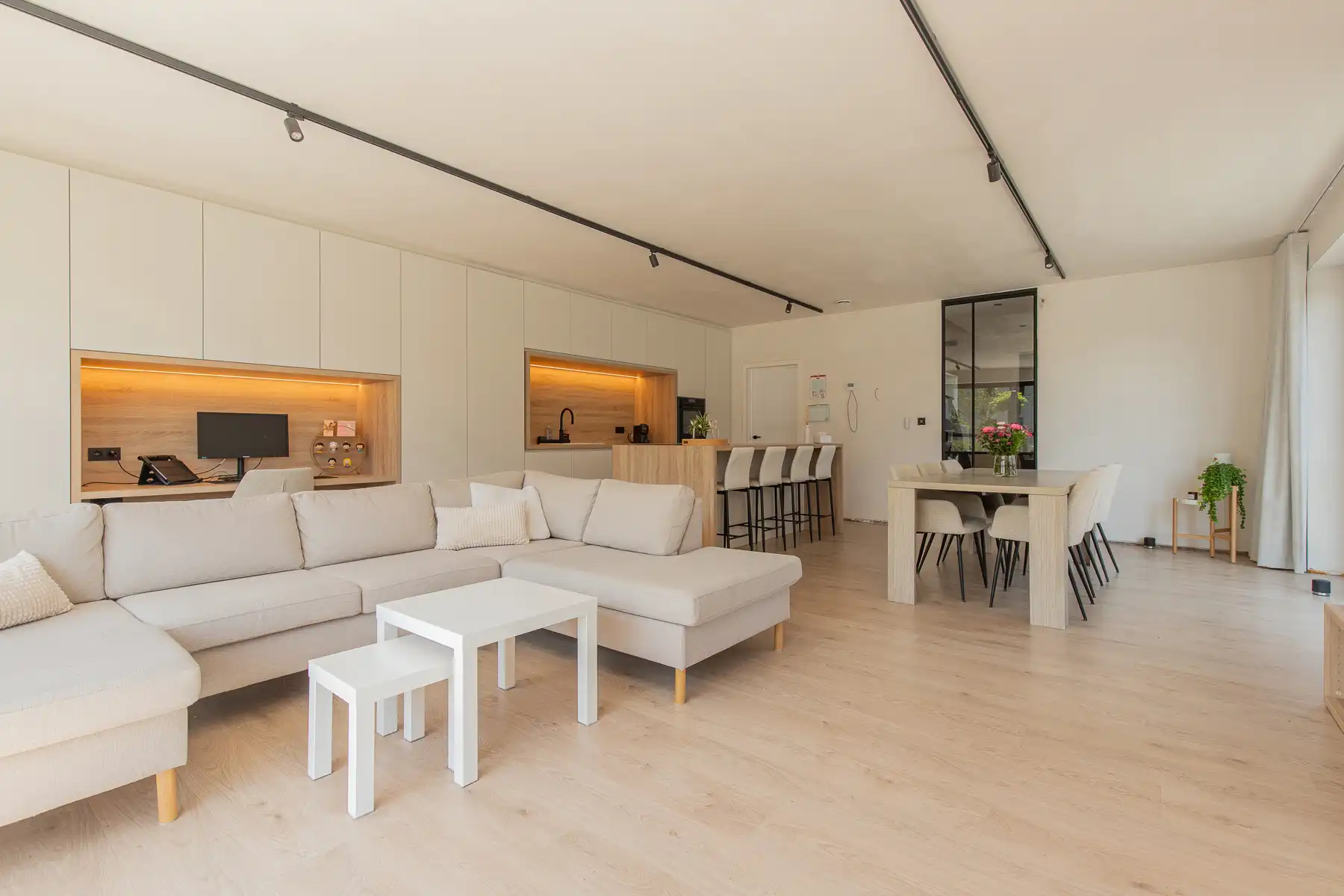Knap afgewerkte, halfopen energiezuinige woning foto 5