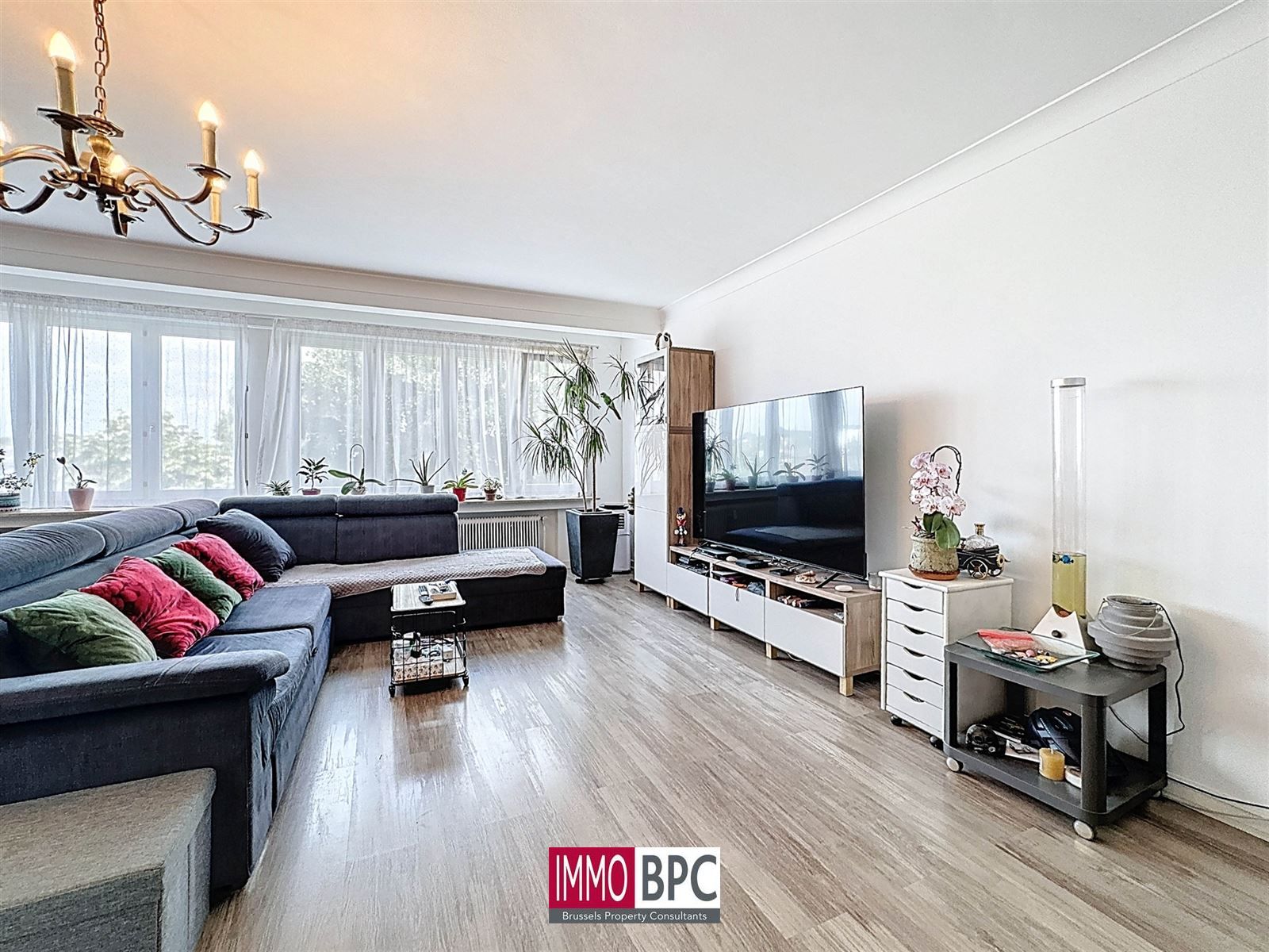 volledig gerenoveerde appartement in Sint-Jans-Molenbeek  foto {{pictureIndex}}