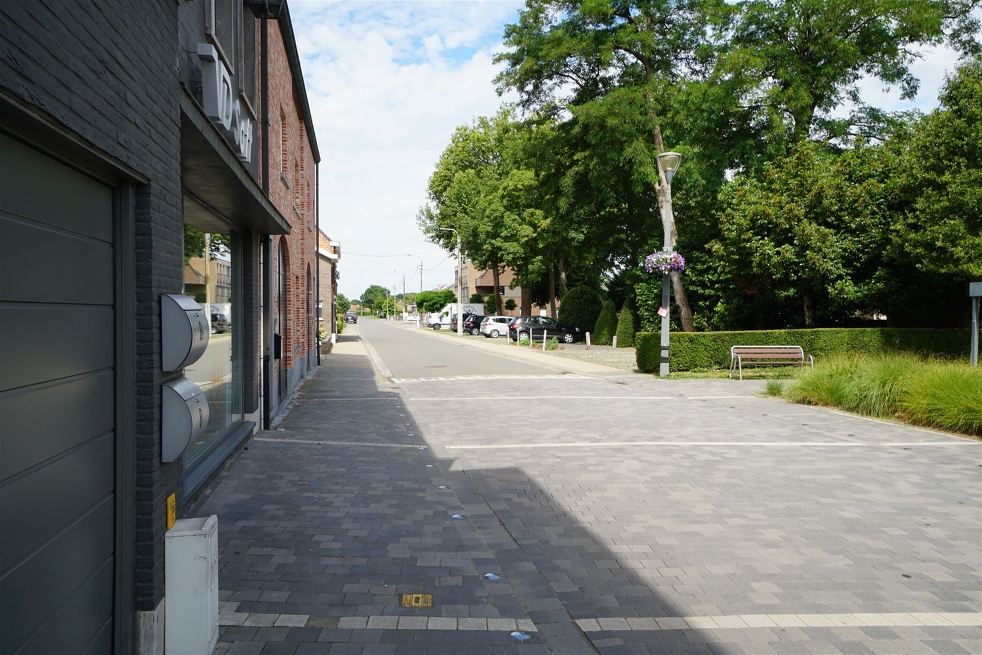 Prachtig  2-slpk appartement met lift, ruim zonnig terras en garage in centrum Oosteeklo foto 25