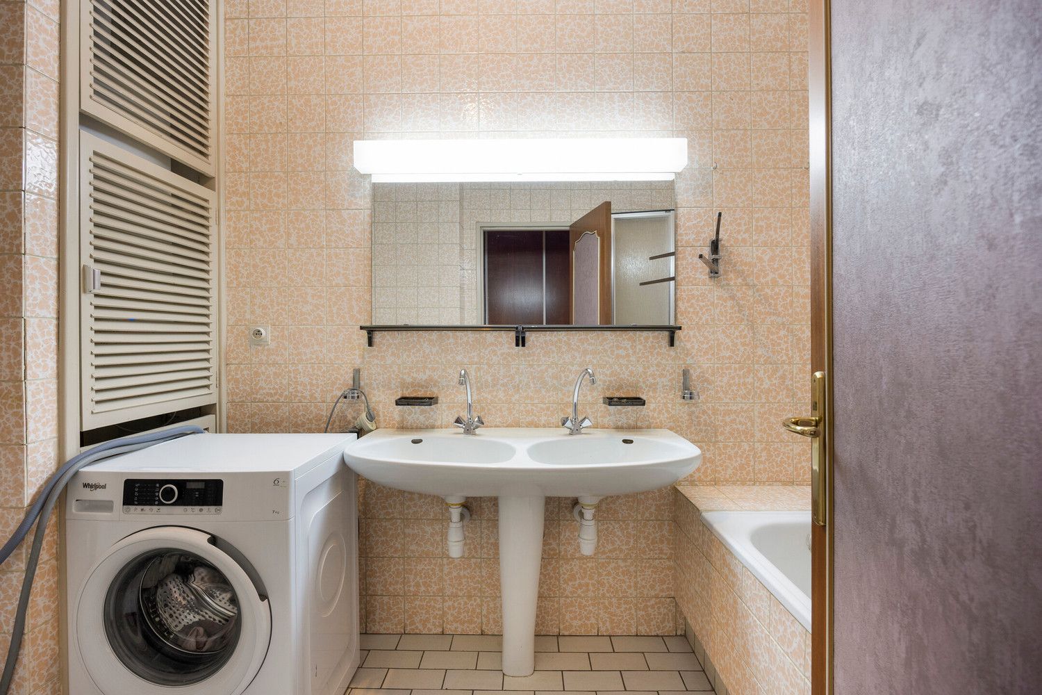 Te renoveren APP. op de 5de verdieping met 2 slks en P! foto 18