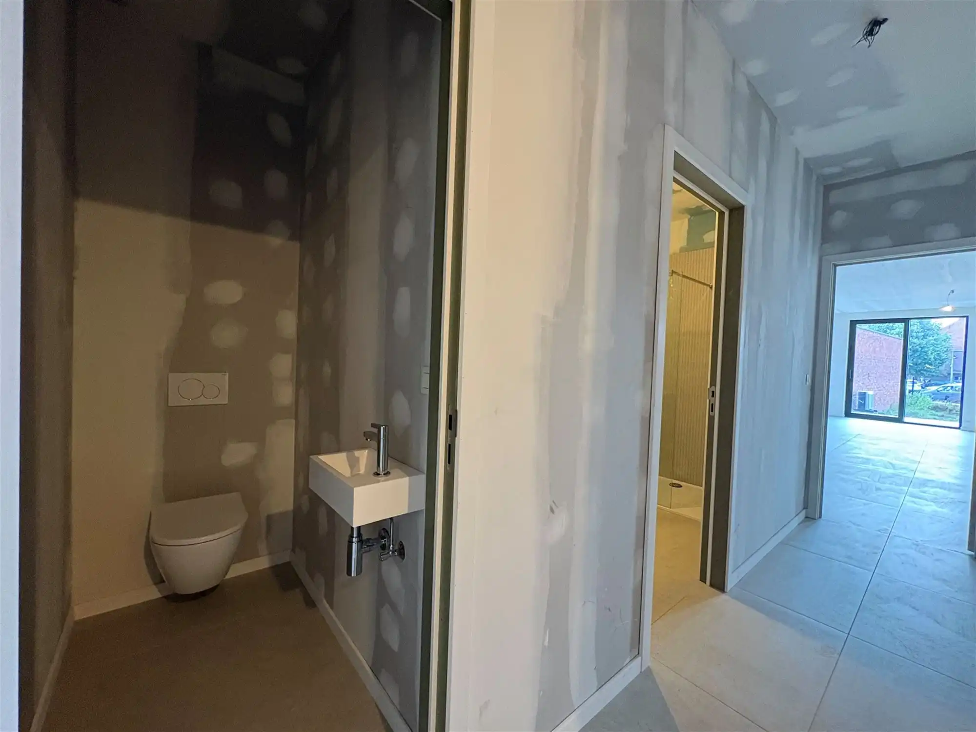 Nieuwbouwappartement met 2 slaapkamers en grote tuin. foto 17