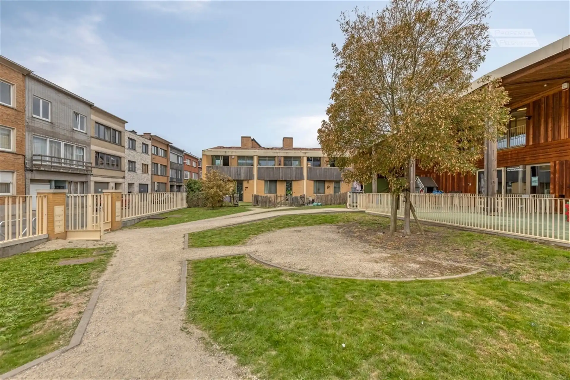 Instapklare gezinswoning met 3 slaapkamers, terras, voortuin en parking foto 19