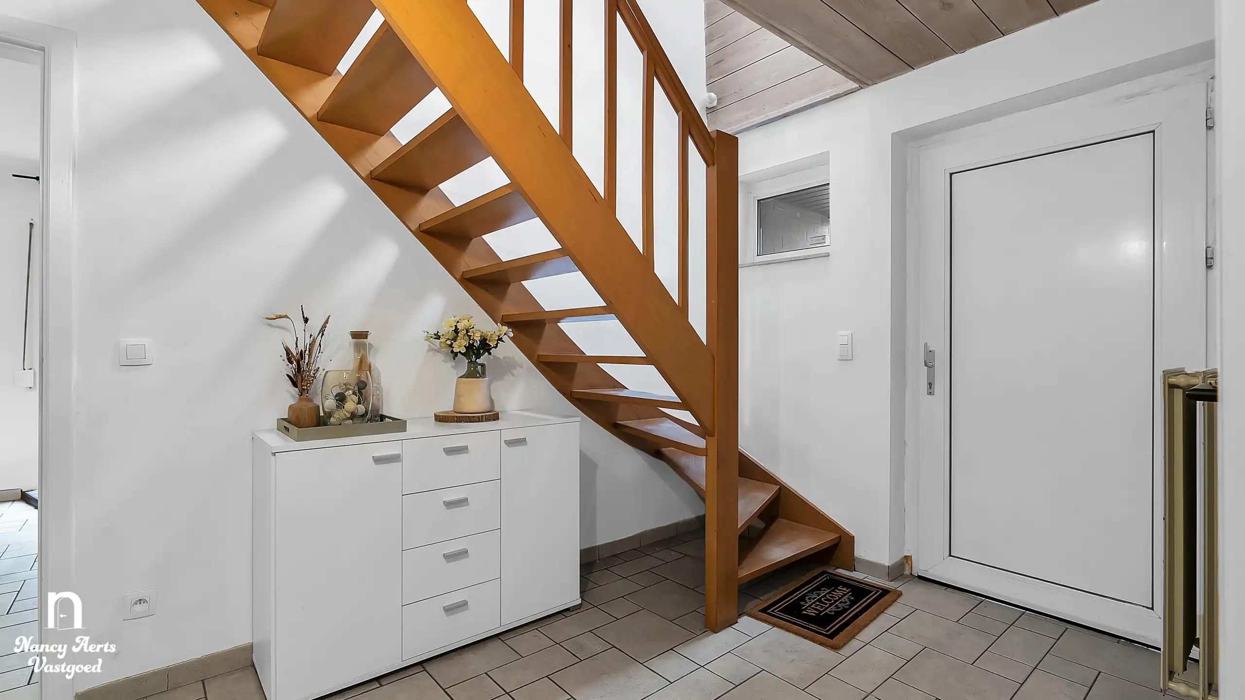 Halfopen gezinswoning met 3 slaapkamers en zonnige tuin foto 3