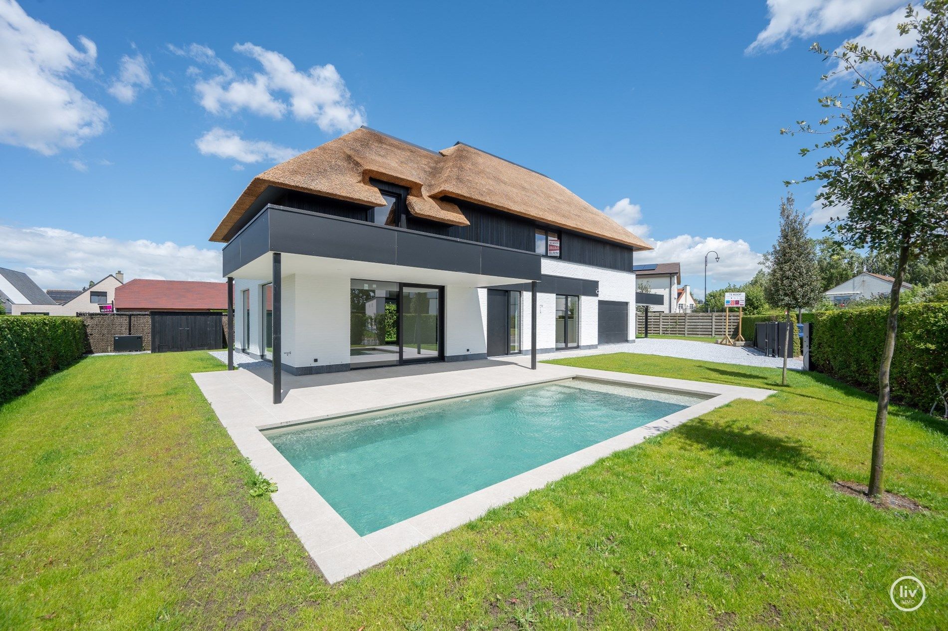 Prachtige alleenstaande en energiezuinige villa met zwembad en alle hedendaags modern comfortgelegen op een terrein van 699 m² en dit in een residentiële villaw foto {{pictureIndex}}