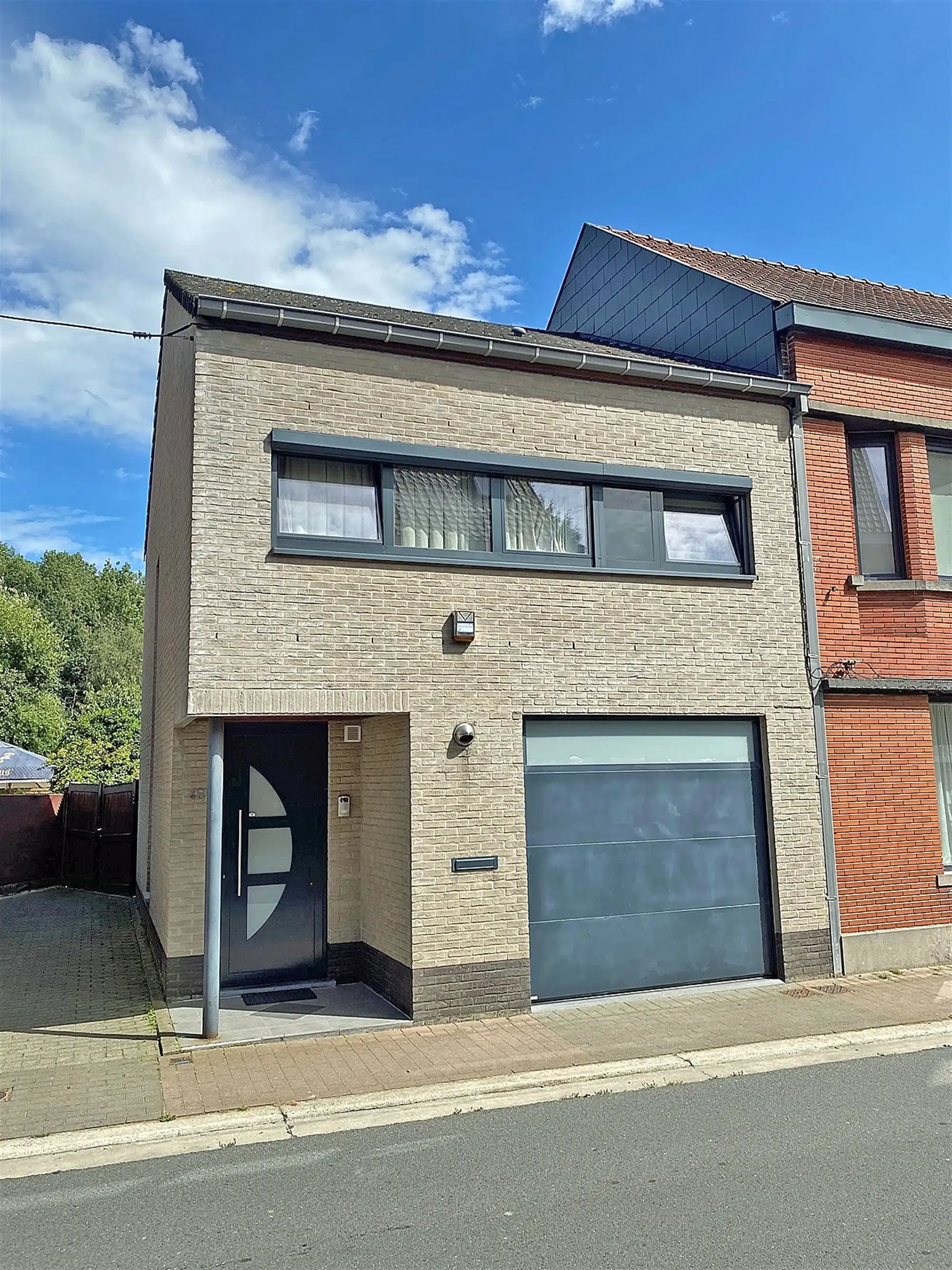 DORPSWONING met 2 slpks, garage/berging & tuin met terras foto {{pictureIndex}}