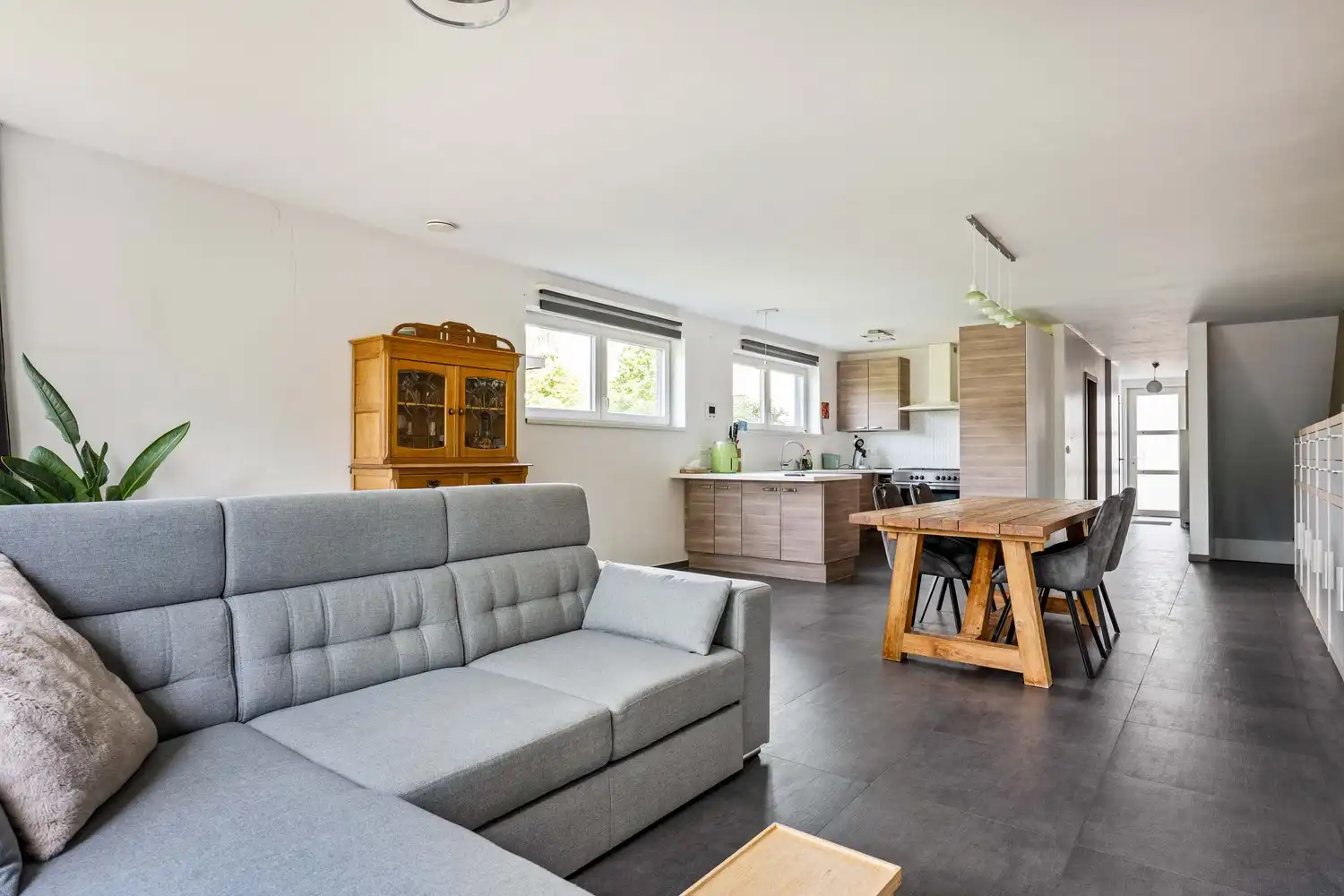 Ruim, energiezuinig appartement met souterrain, 4 slaapkamers, tuin en aanhorende grond in Wijnegem! foto 4