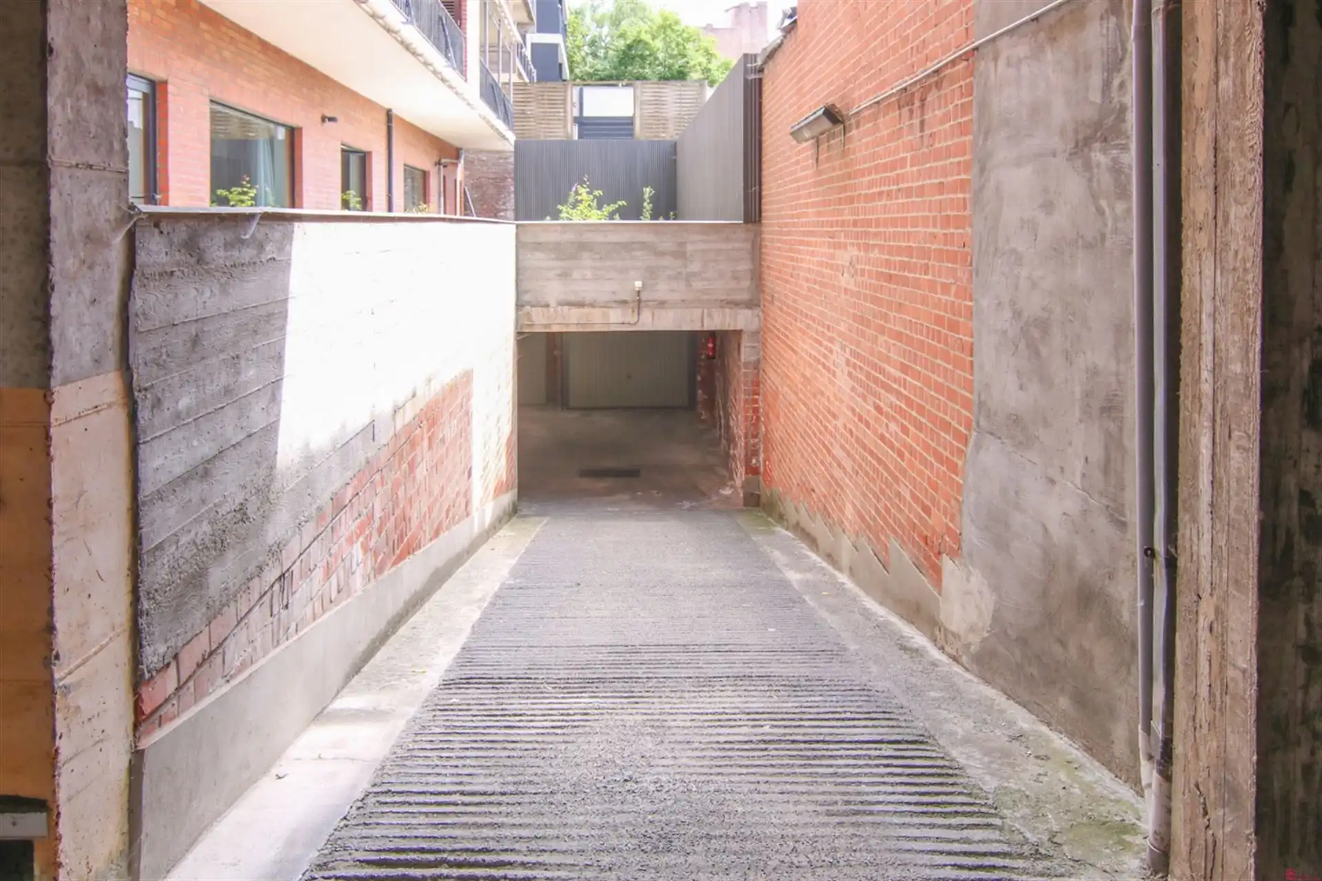 Overdekte autostaanplaats centrum Kortrijk foto 2