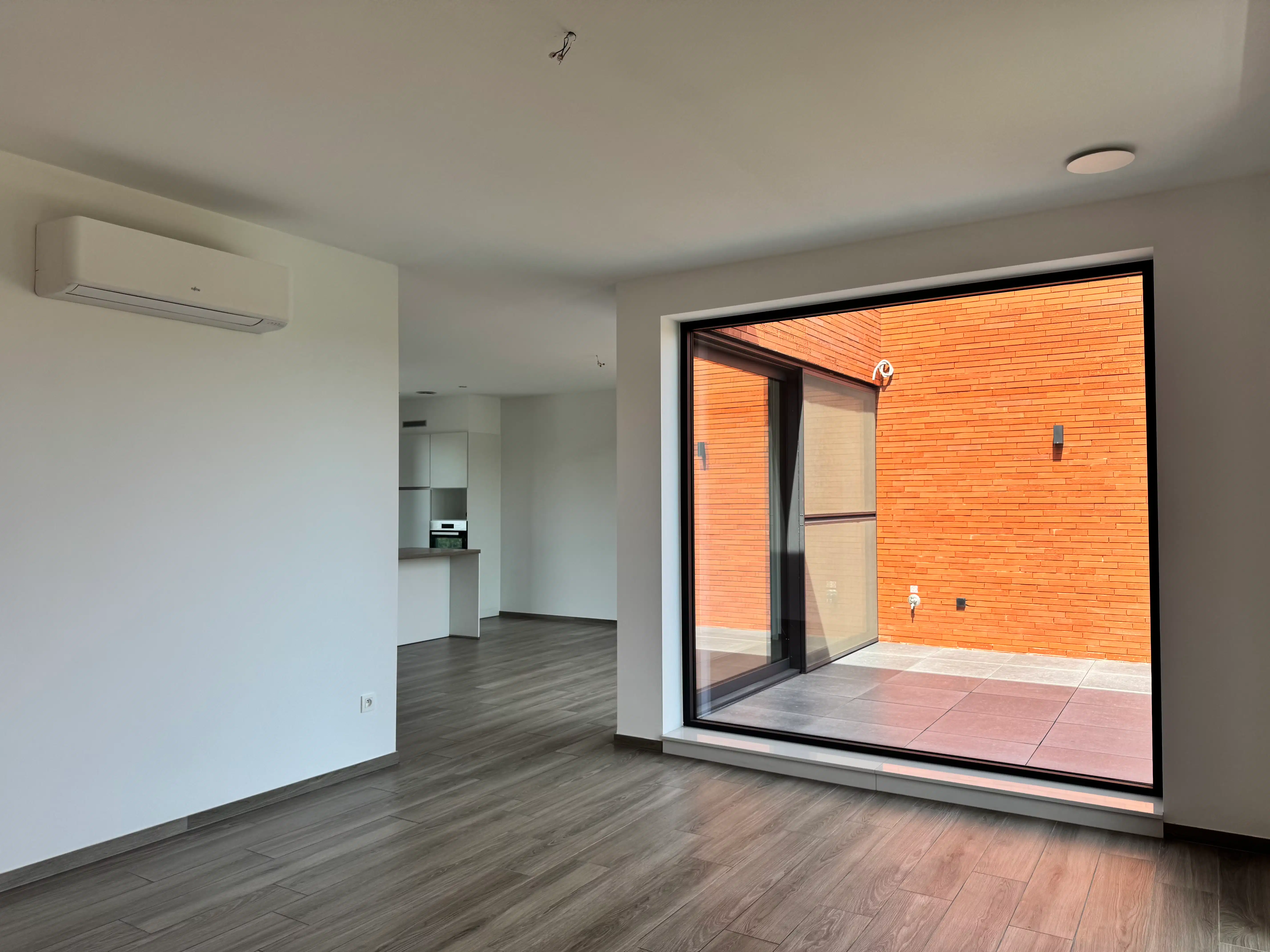 Modern appartement met 2 slaapkamers en 2 autostaanplaatsen foto 10