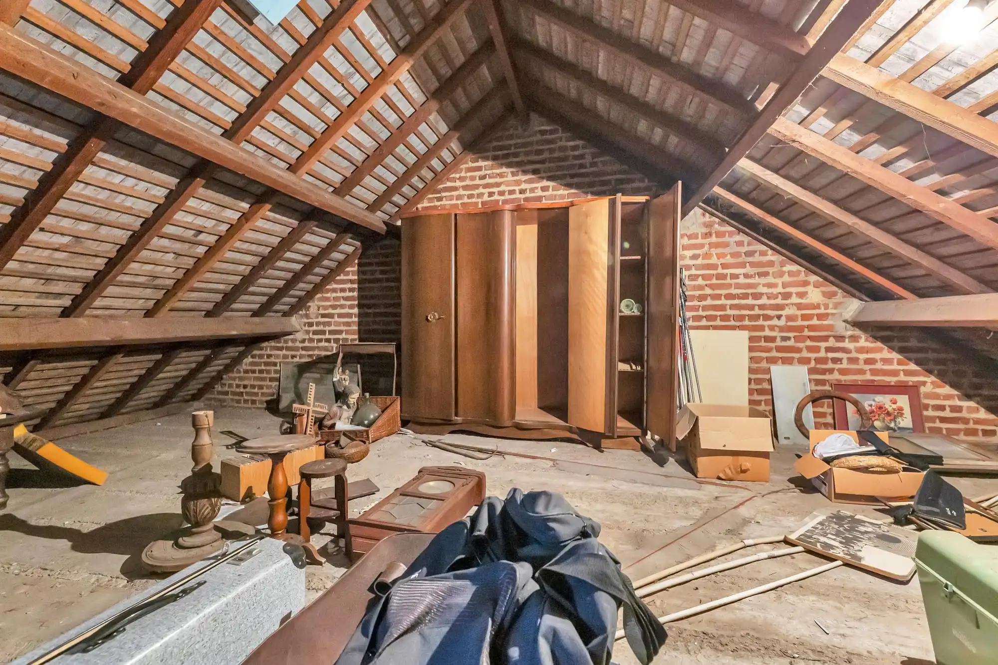 Rustig gelegen, goed onderhouden woning met twee garage's foto 23