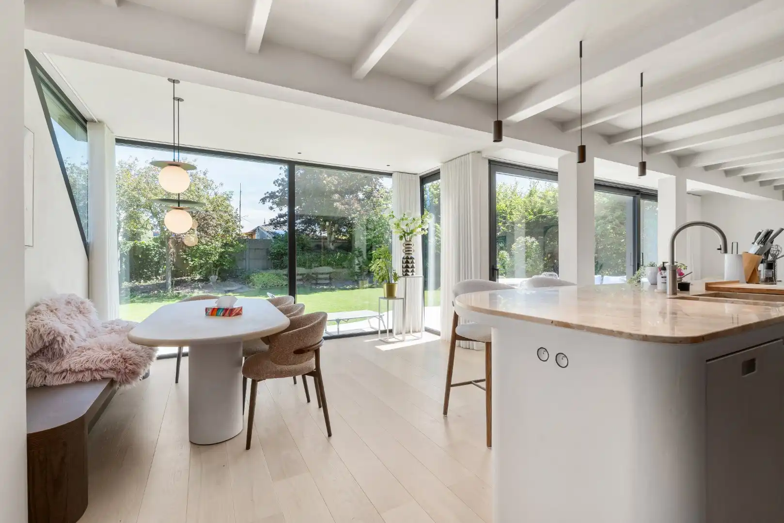 Exclusief gerenoveerde villa in een rustige doodlopende straat nabij het centrum van Knokke foto {{pictureIndex}}