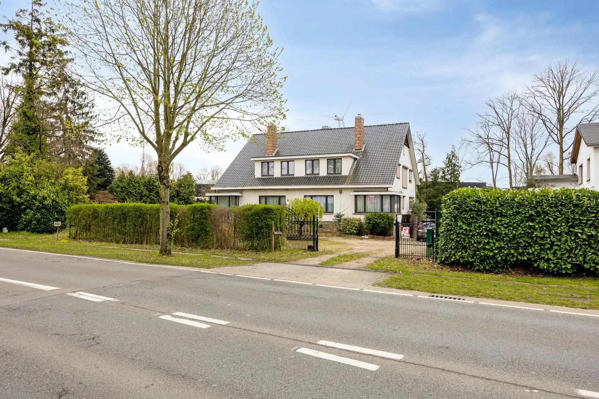 Hoofdfoto van de publicatie: Ruime woning met 3 slaapkamers op vlot bereikbare ligging (Genkersteenweg).