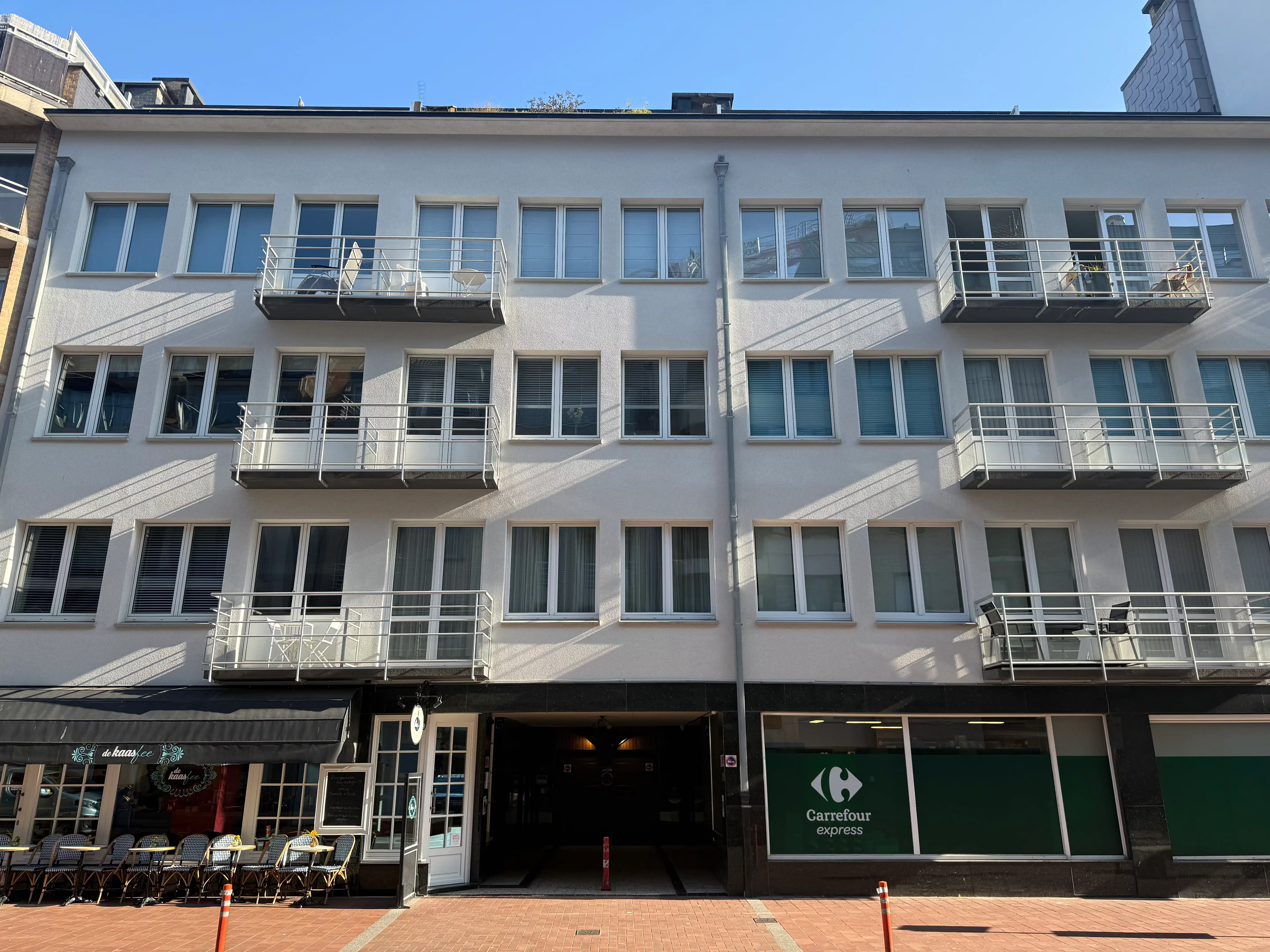 Dubbele autostaanplaats in het centrum van Knokke foto {{pictureIndex}}